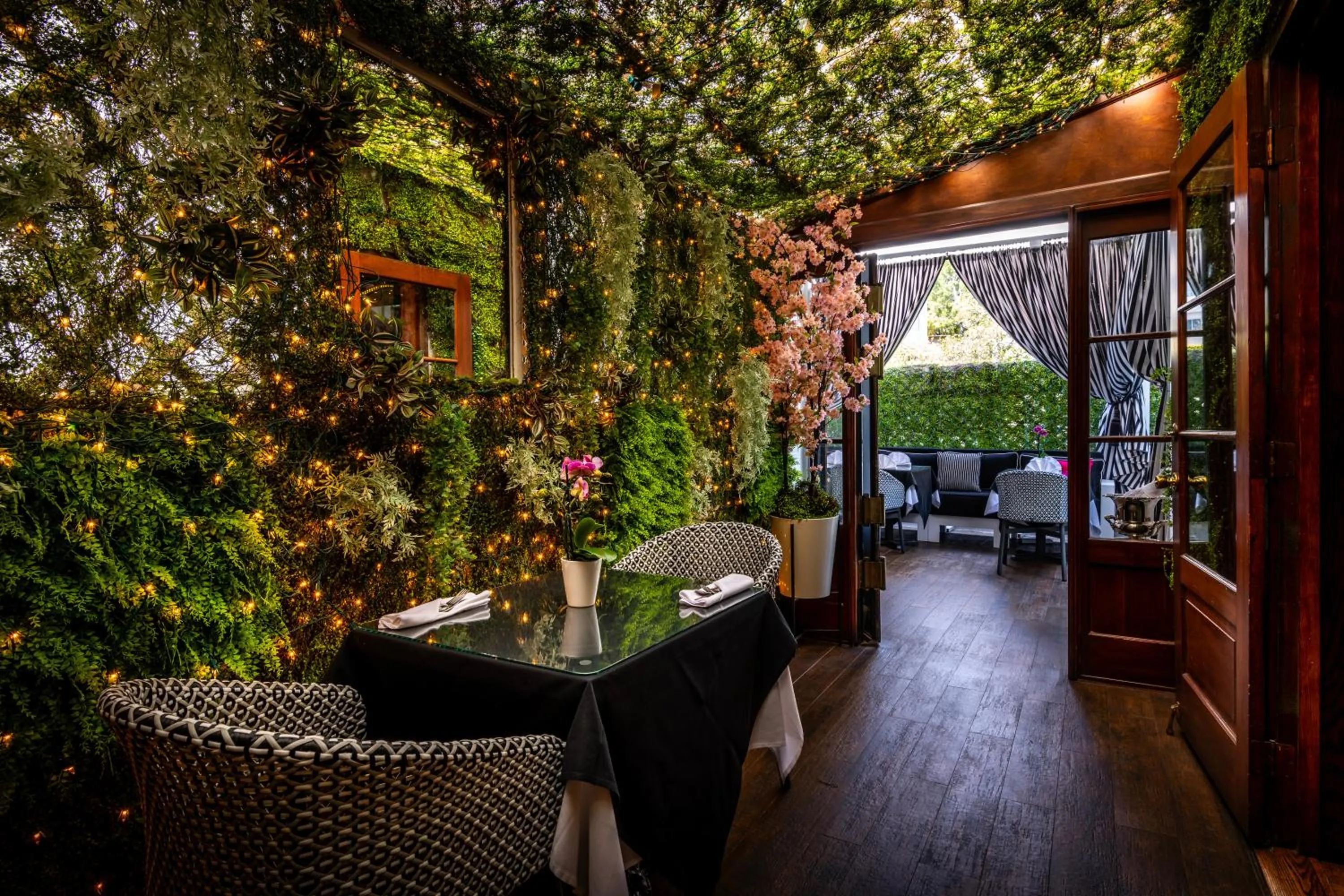 Patio in Beverly Hills Plaza Hotel & Spa