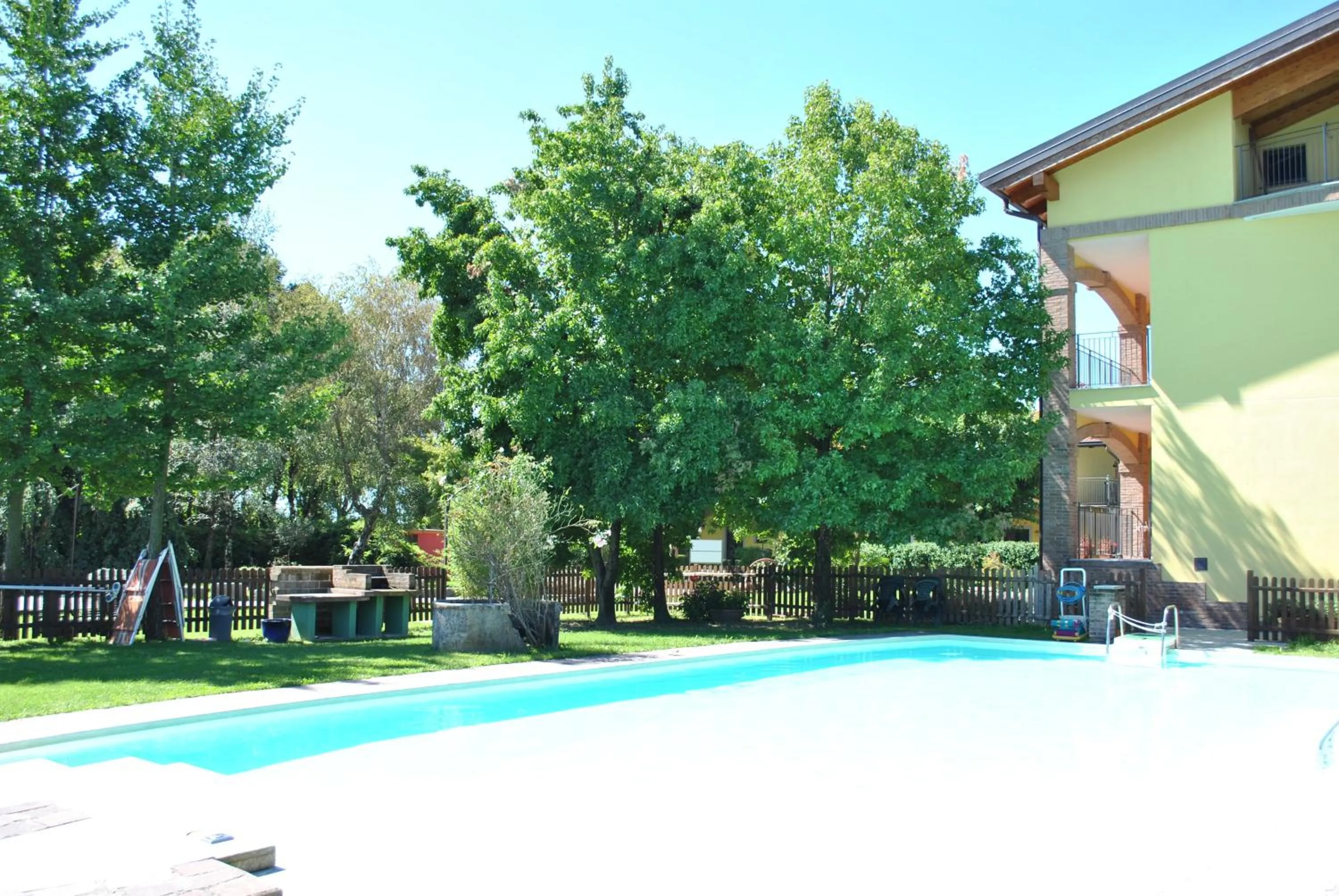 Swimming pool in Fondo Brugarolo B&B