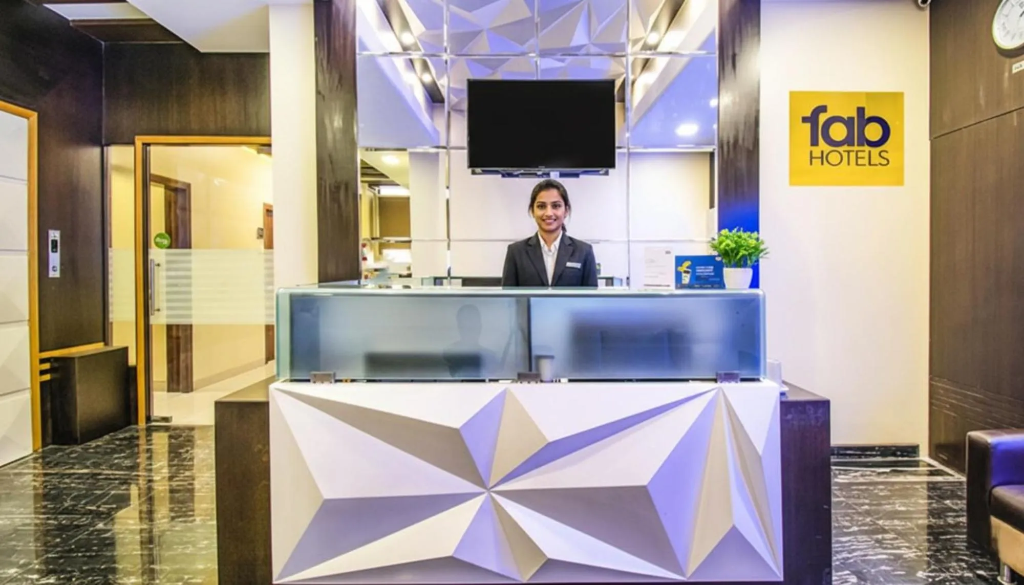 Lobby or reception in FabHotel Seven Hills - Nr Mumbai International Airport