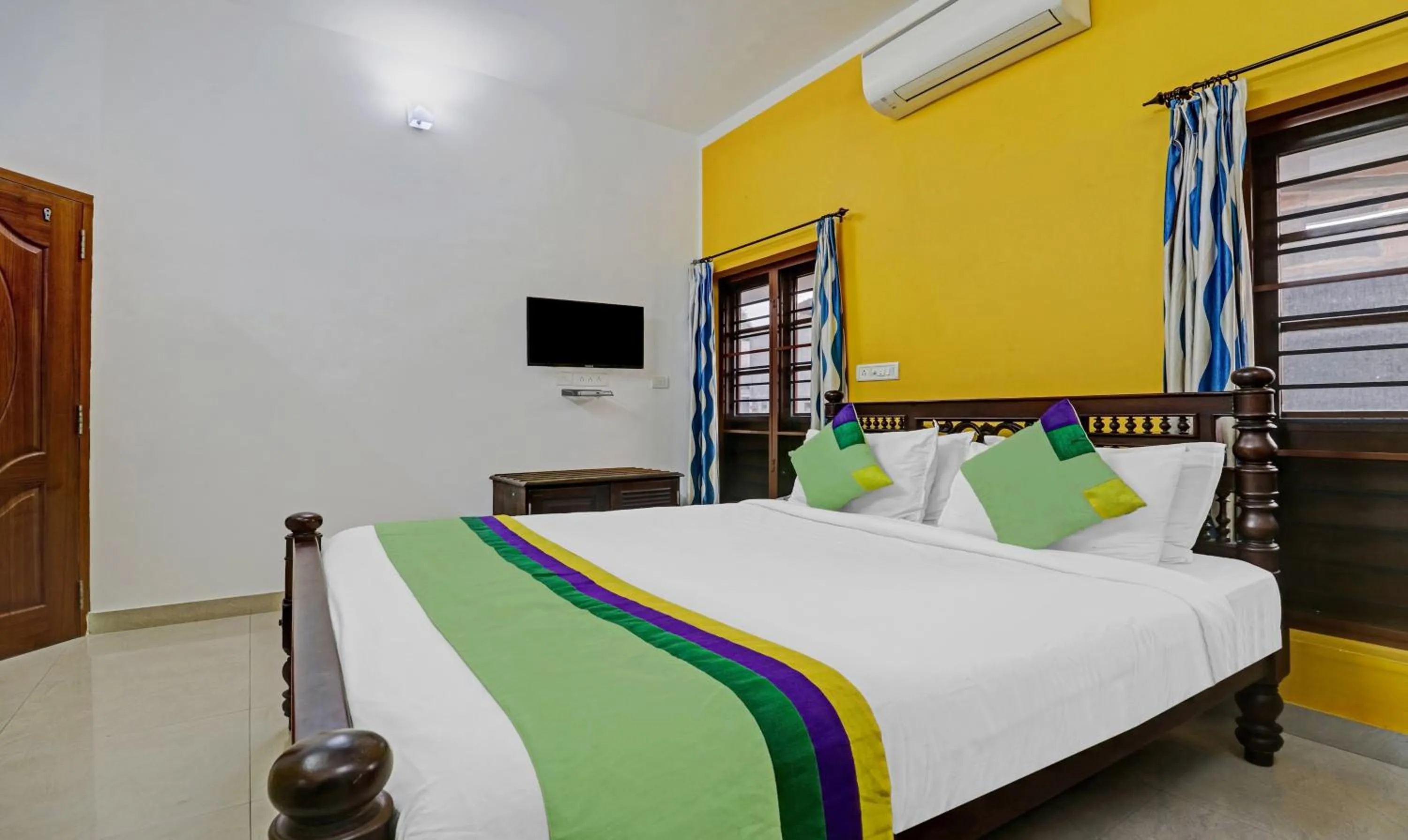 Bed in Treebo Backpackers Inn