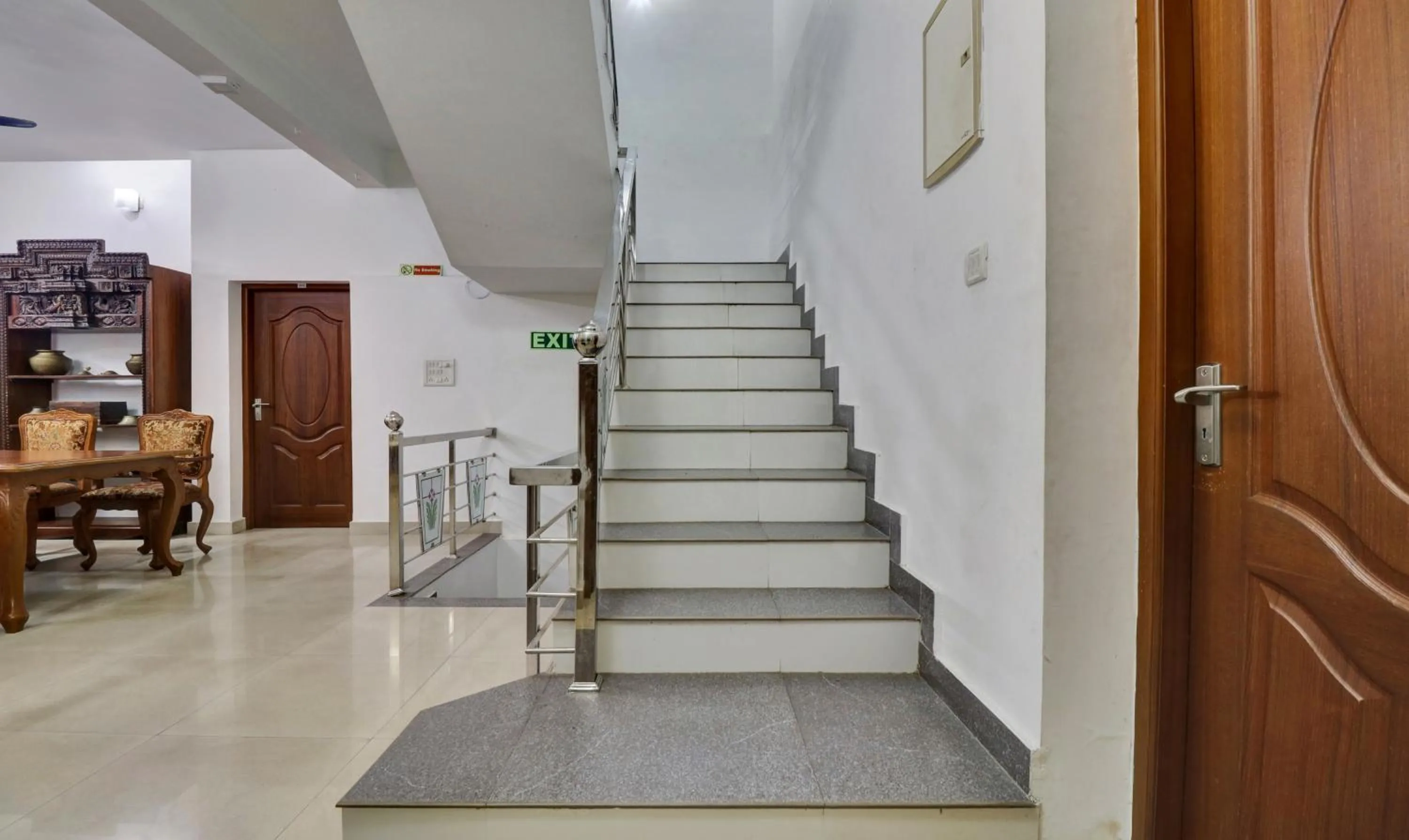Dining area in Treebo Backpackers Inn