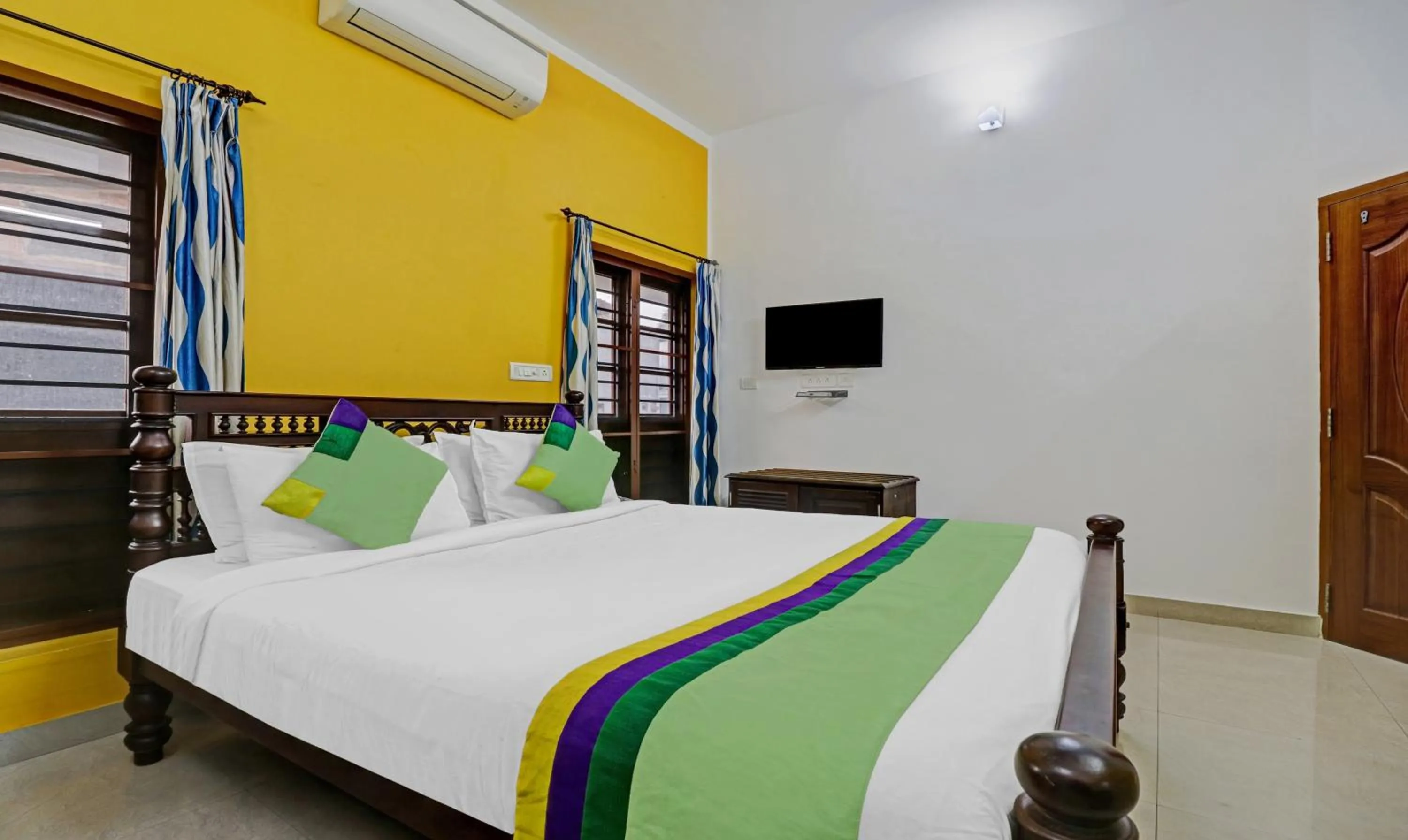 Bed in Treebo Backpackers Inn