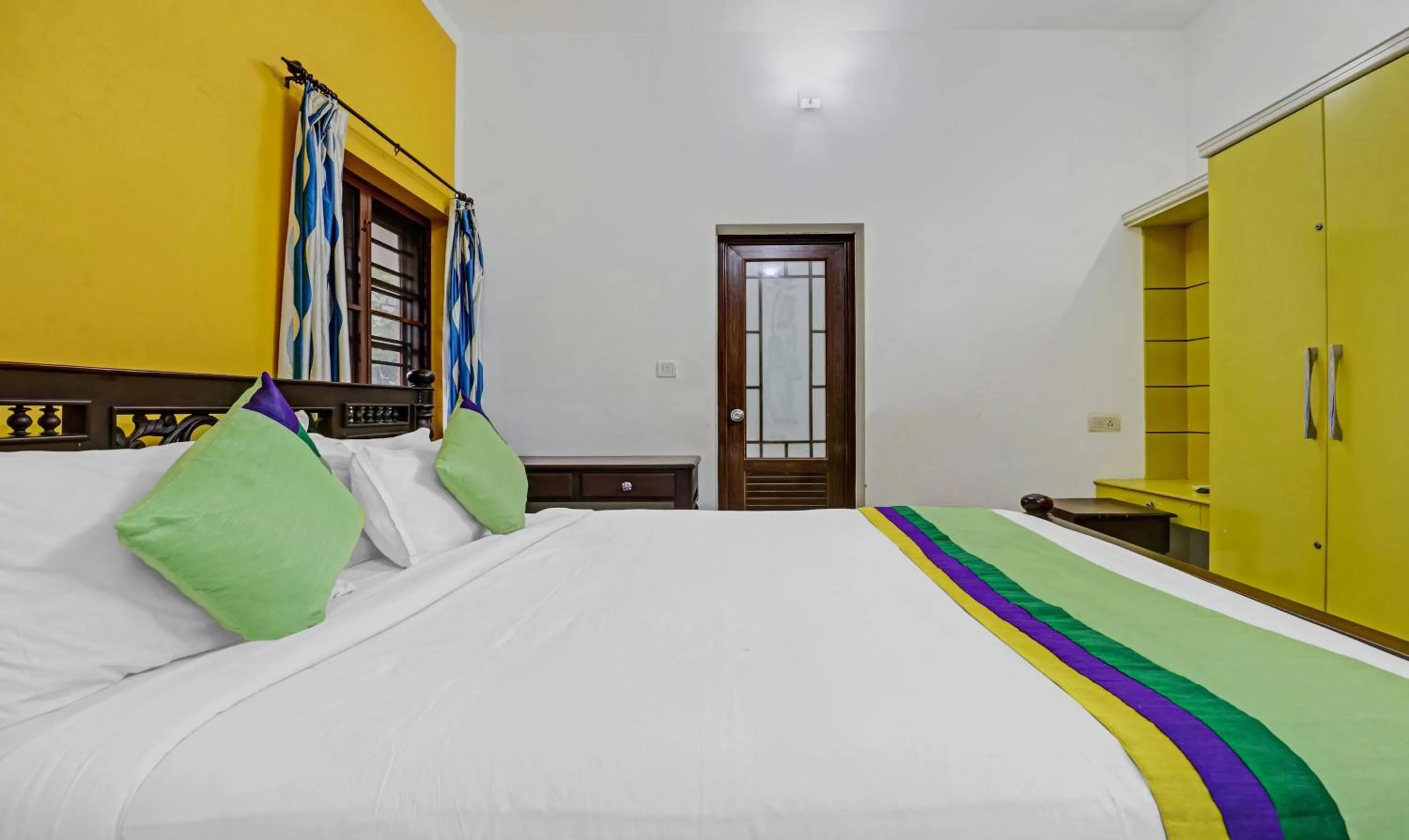 Bed in Treebo Backpackers Inn