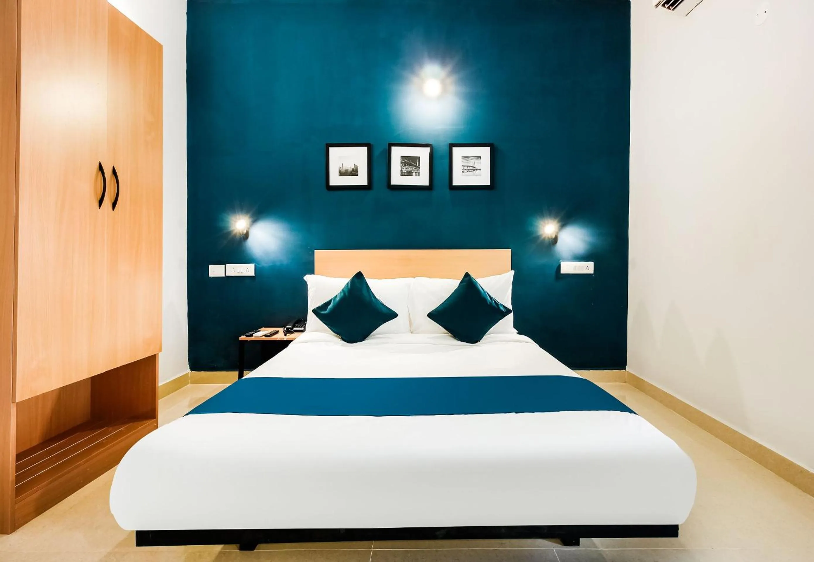 Bedroom, Bed in Super Hotel O GACHIBOWLI BESIDE DLF