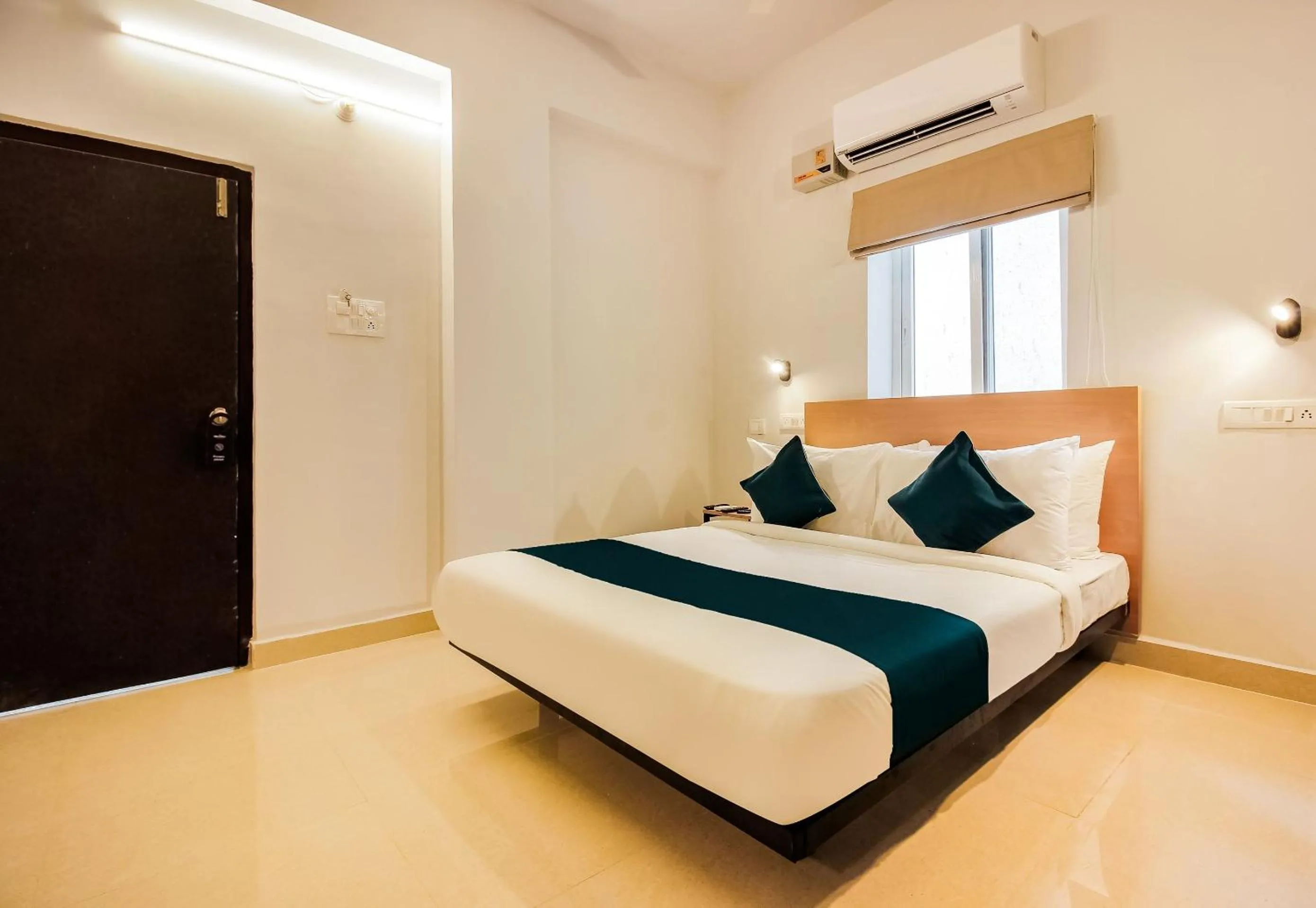 Bedroom, Bed in Super Hotel O GACHIBOWLI BESIDE DLF