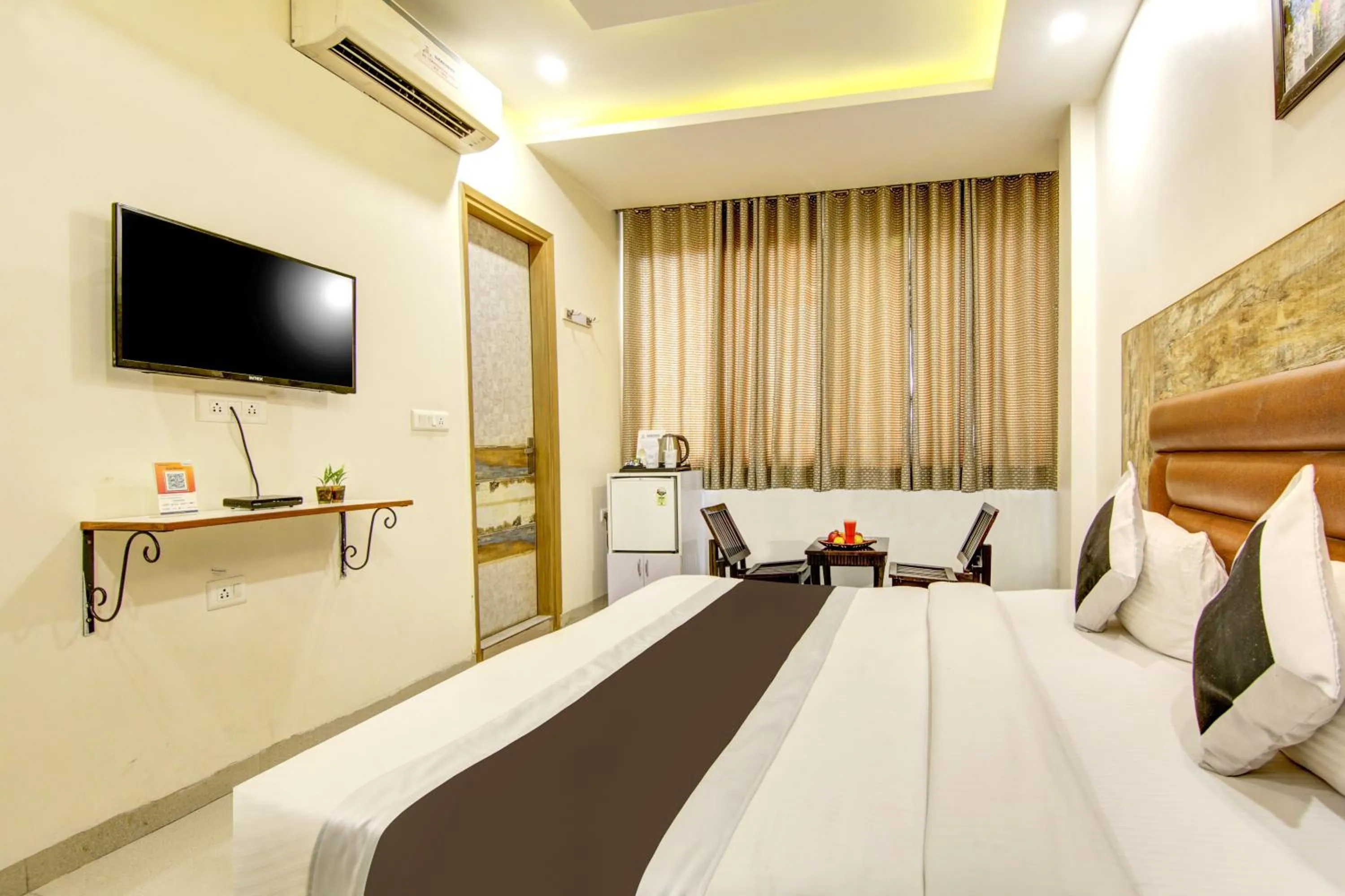 Bedroom, Bed in Gracious by Vishesh Hotels & Home Stay