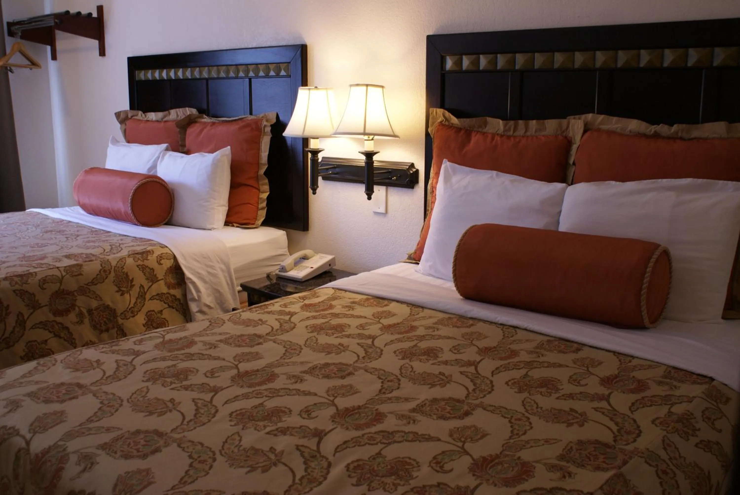 Shower, Bed in Harborview Inn & Suites-Convention Center-Airport-Gaslamp-Seaworld-Zoo-Balboa Park