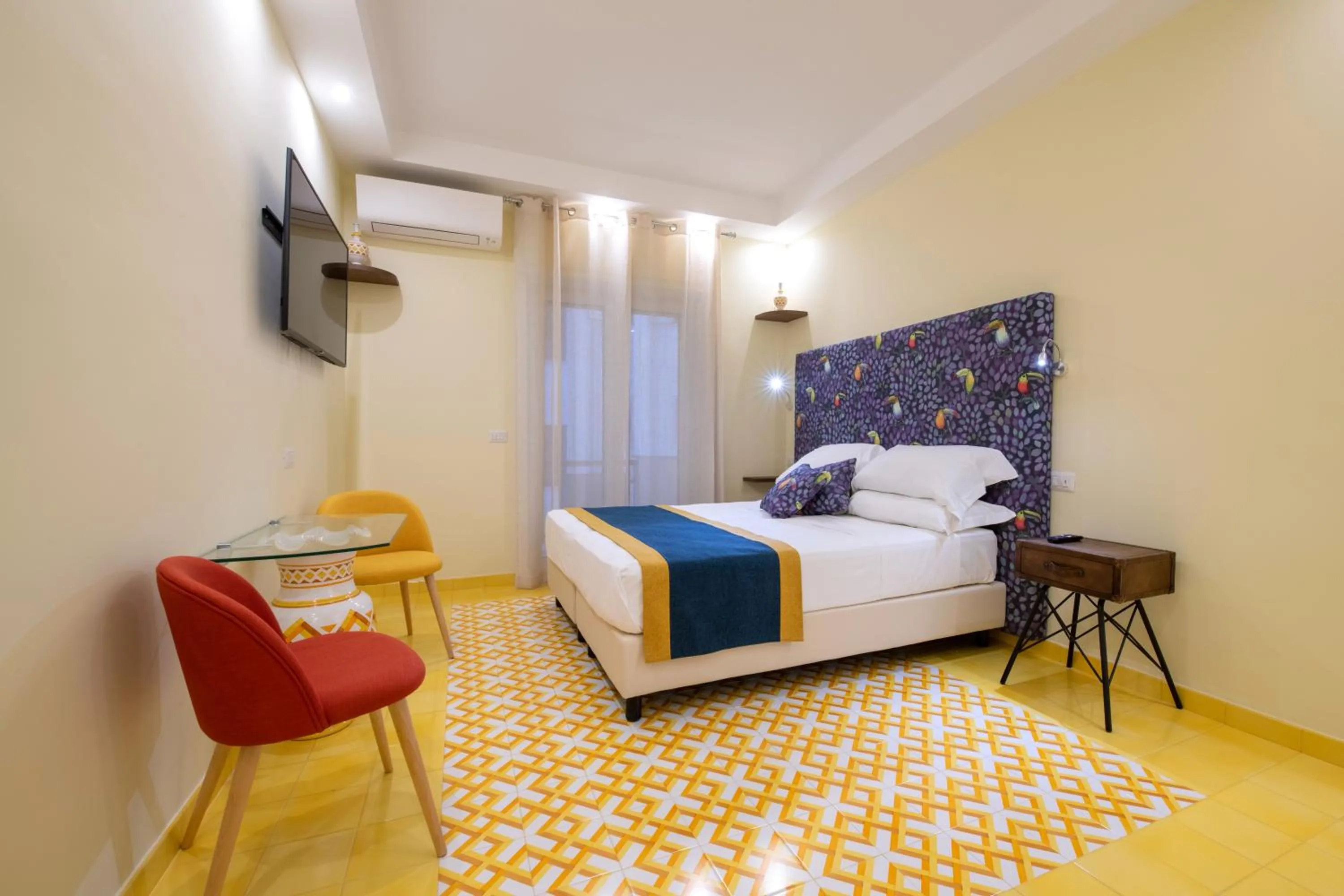 Photo of the whole room, Bed in Aquae Romanae Piazza Lauro