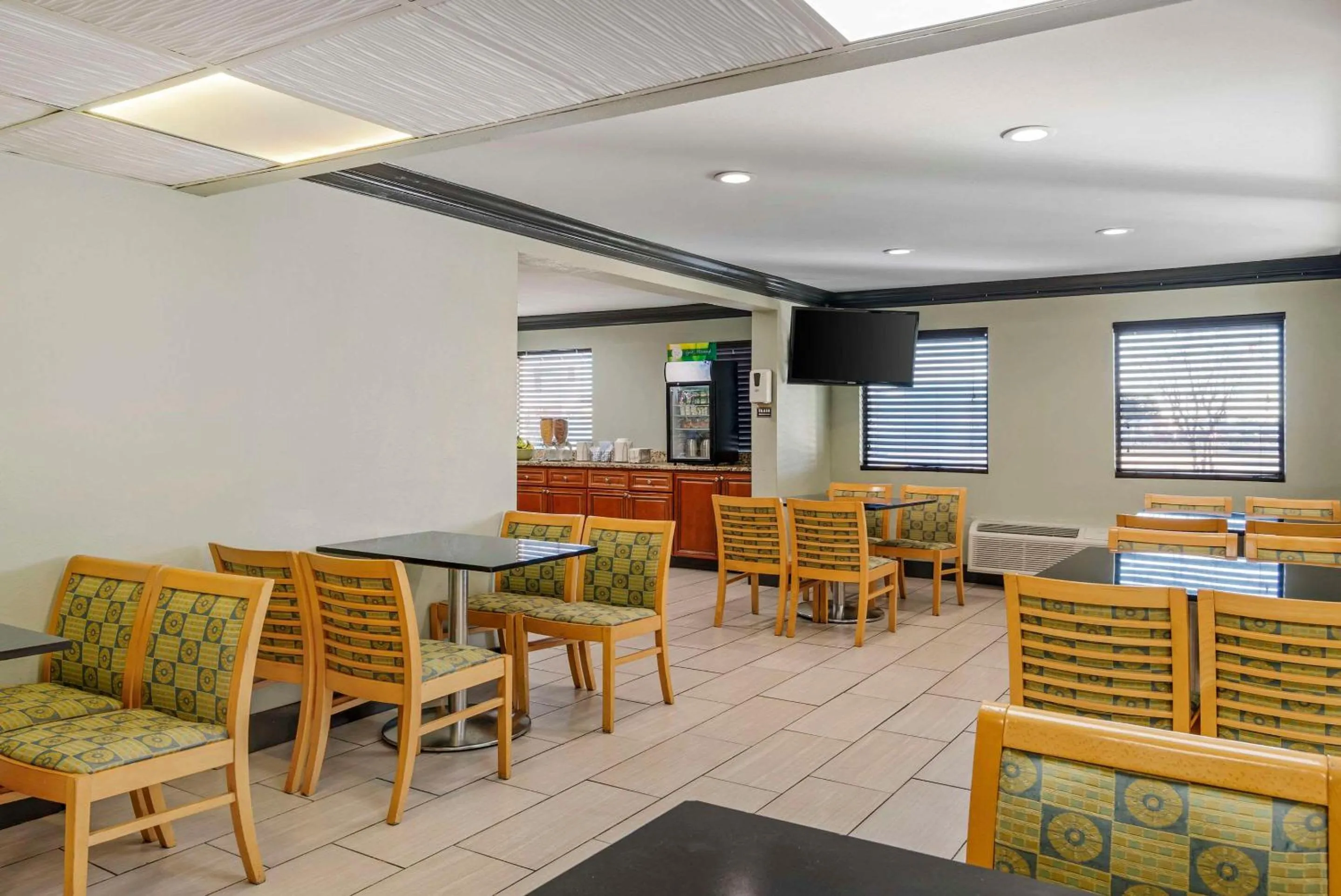 Breakfast in Quality Inn & Suites Morrow Atlanta South