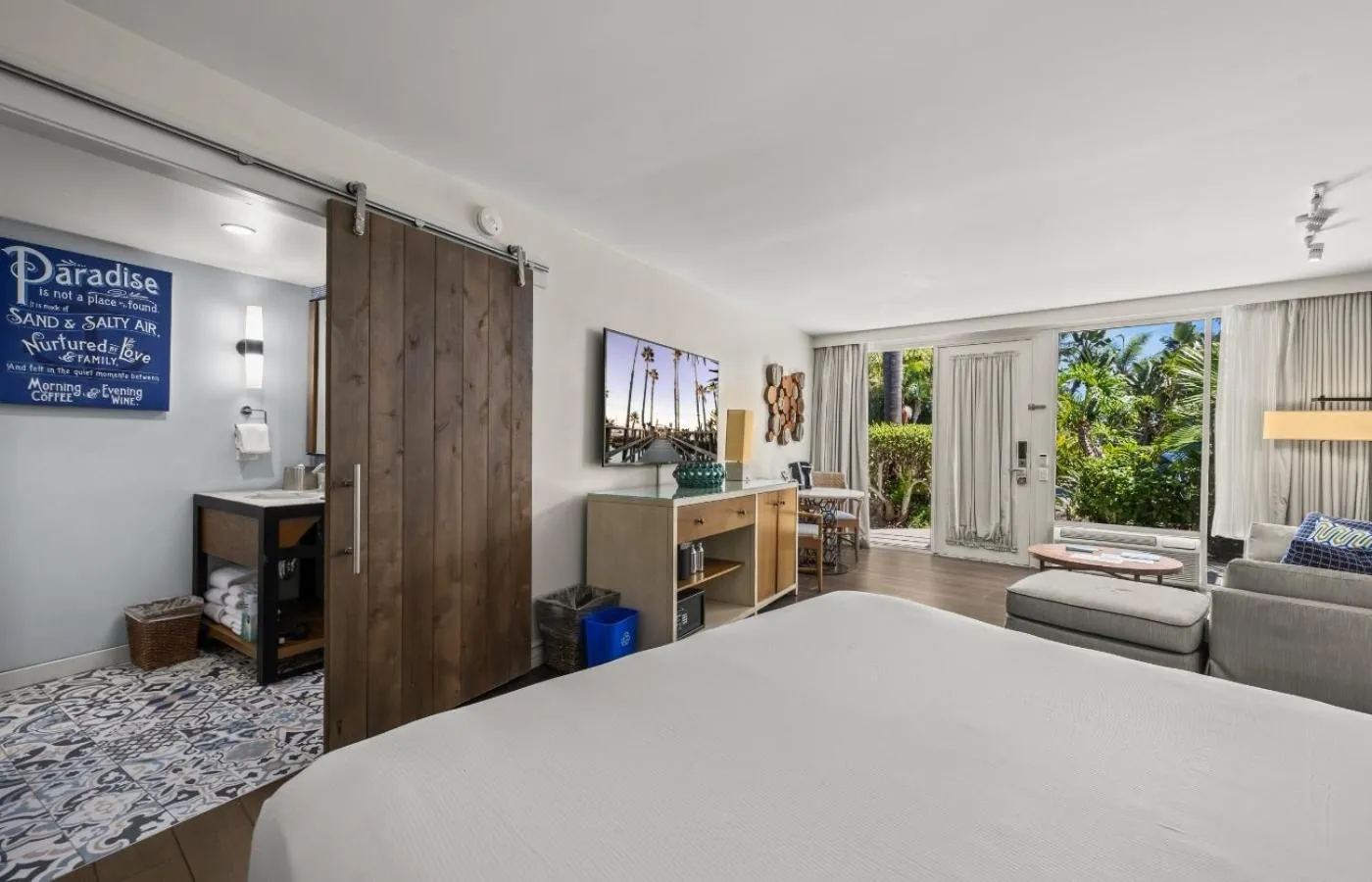 Bedroom, Bed in Paradise Point Resort & Spa