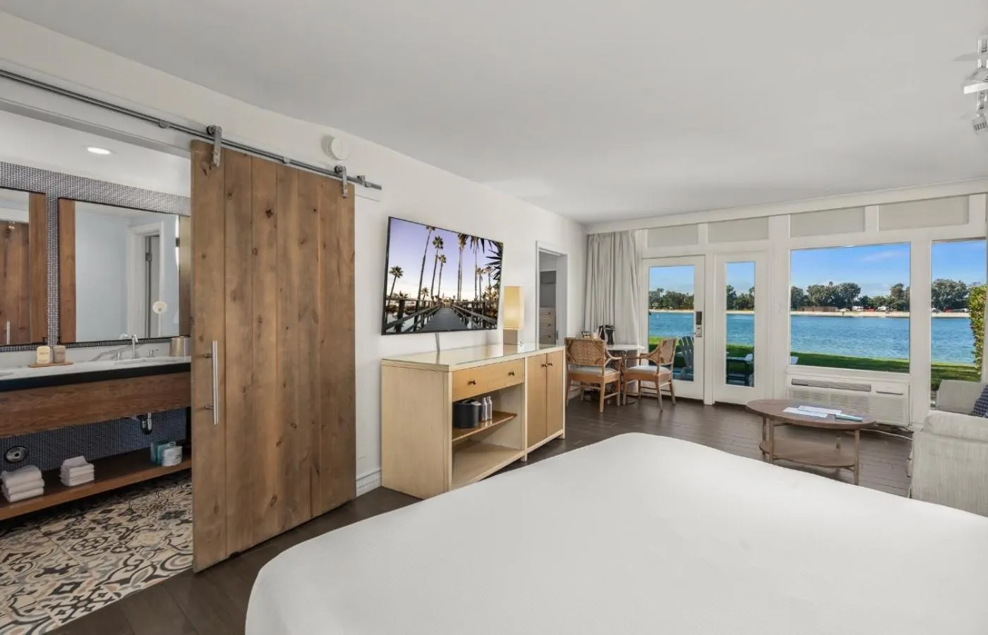 Bedroom, Bed in Paradise Point Resort & Spa