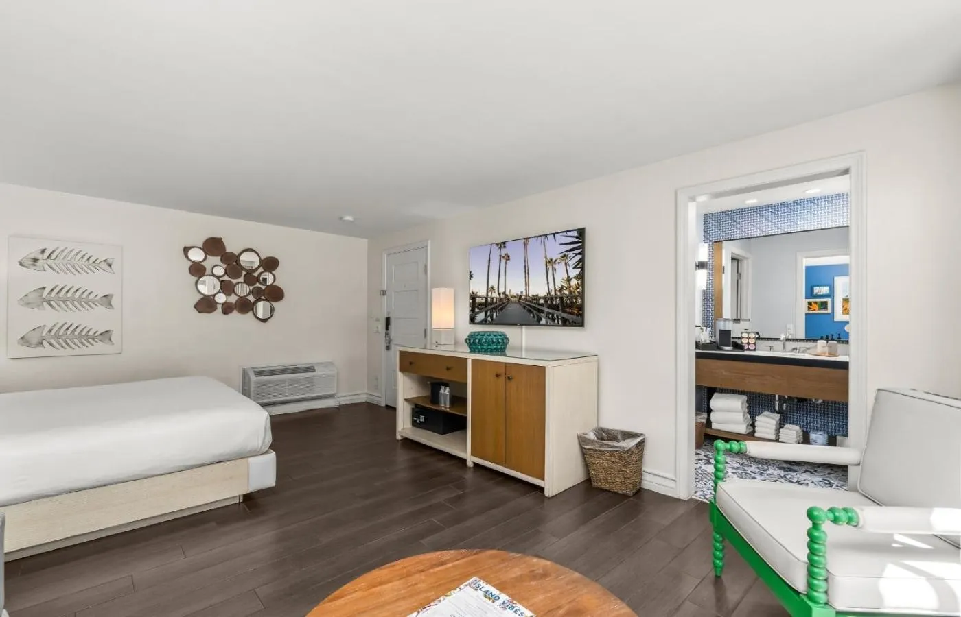 Photo of the whole room, Bed in Paradise Point Resort & Spa