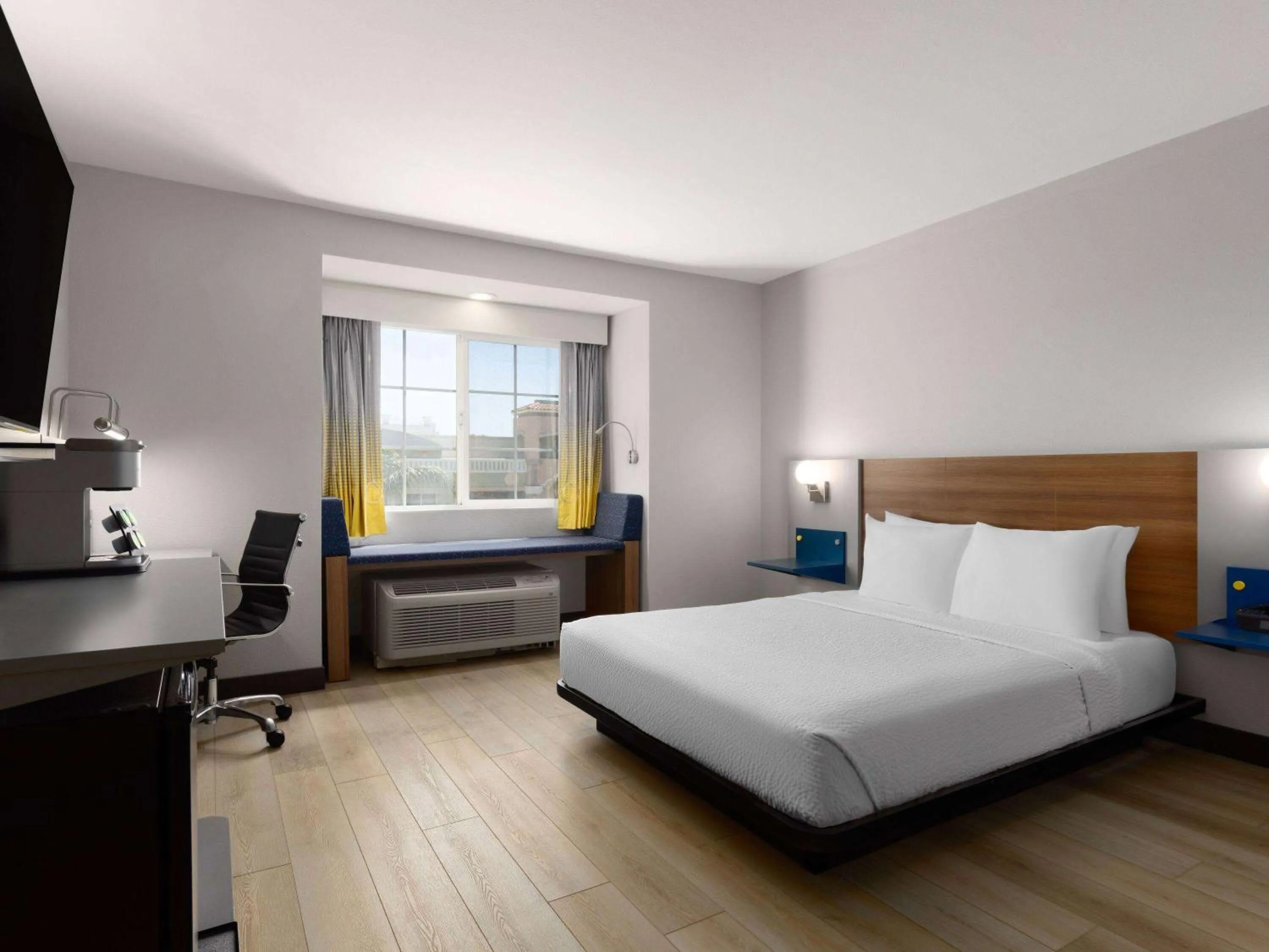 Photo of the whole room, Bed in Microtel Inn & Suites by Wyndham Tracy