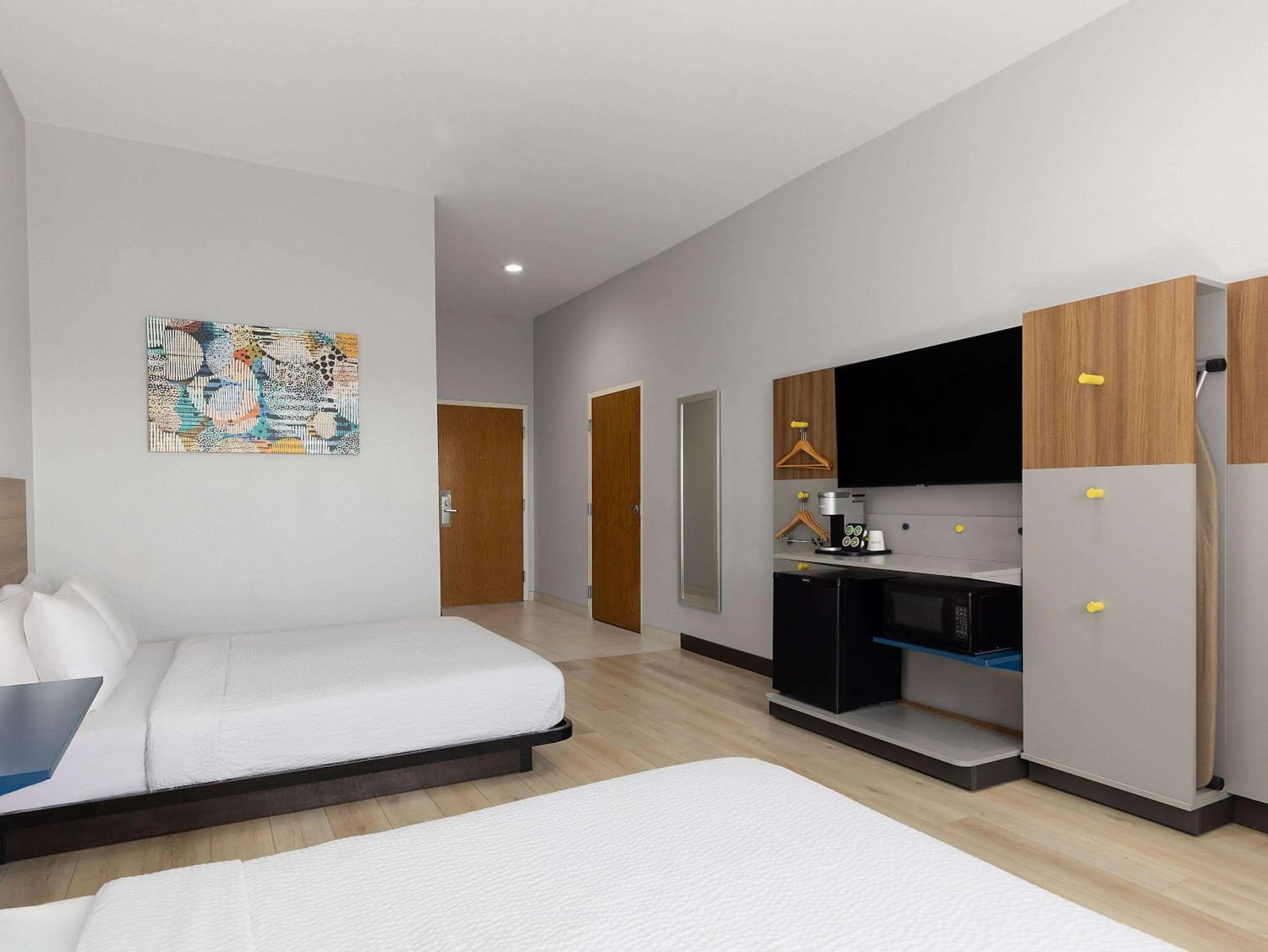 Photo of the whole room, Bed in Microtel Inn & Suites by Wyndham Tracy