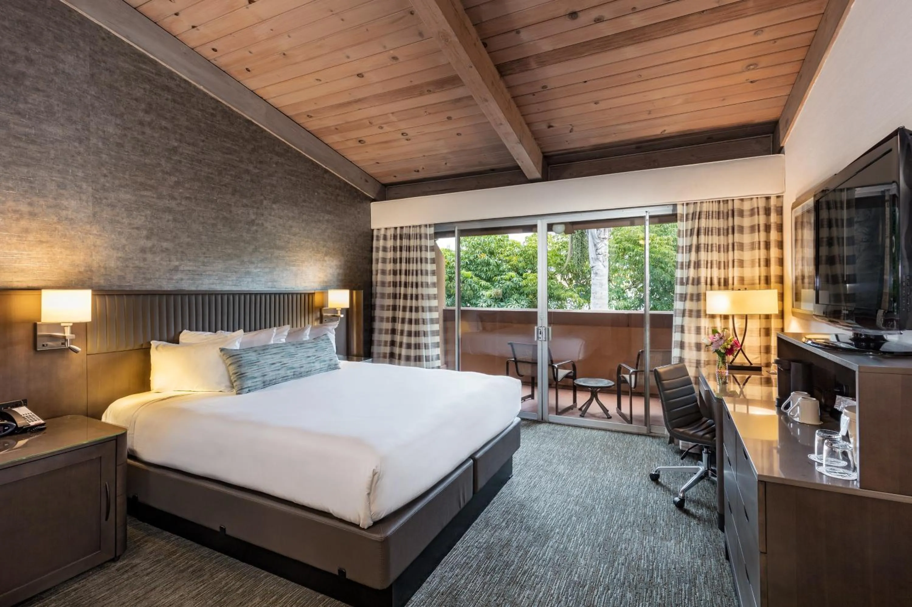 Bed in Handlery Hotel San Diego