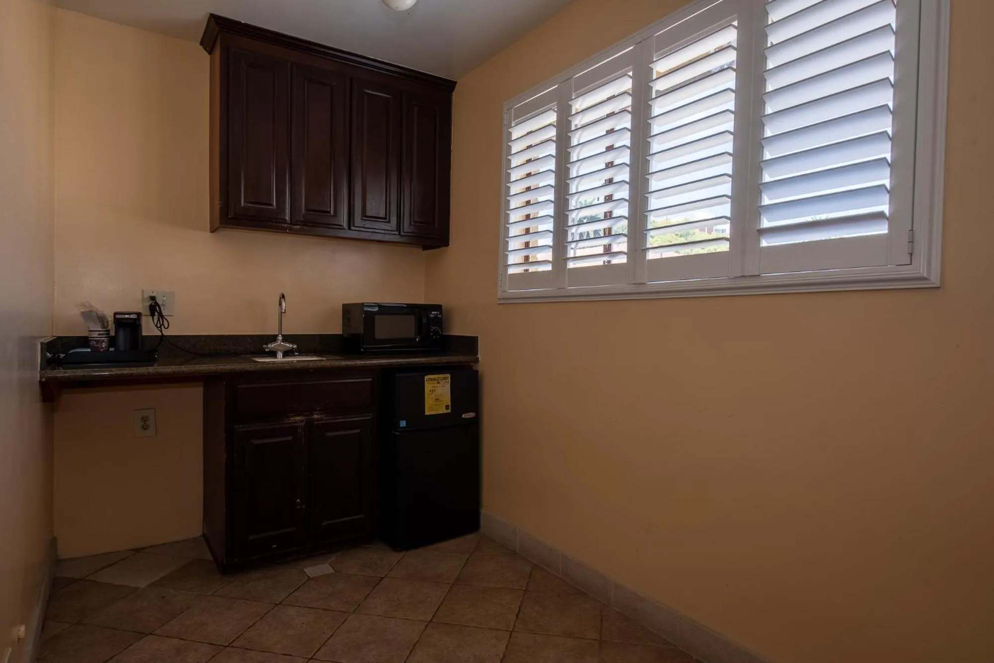 Kitchen/Kitchenette in Hollywood Downtowner Inn