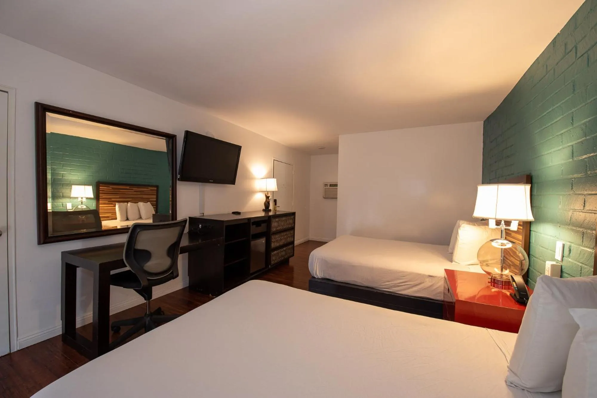 TV/Entertainment Center in Hollywood Downtowner Inn