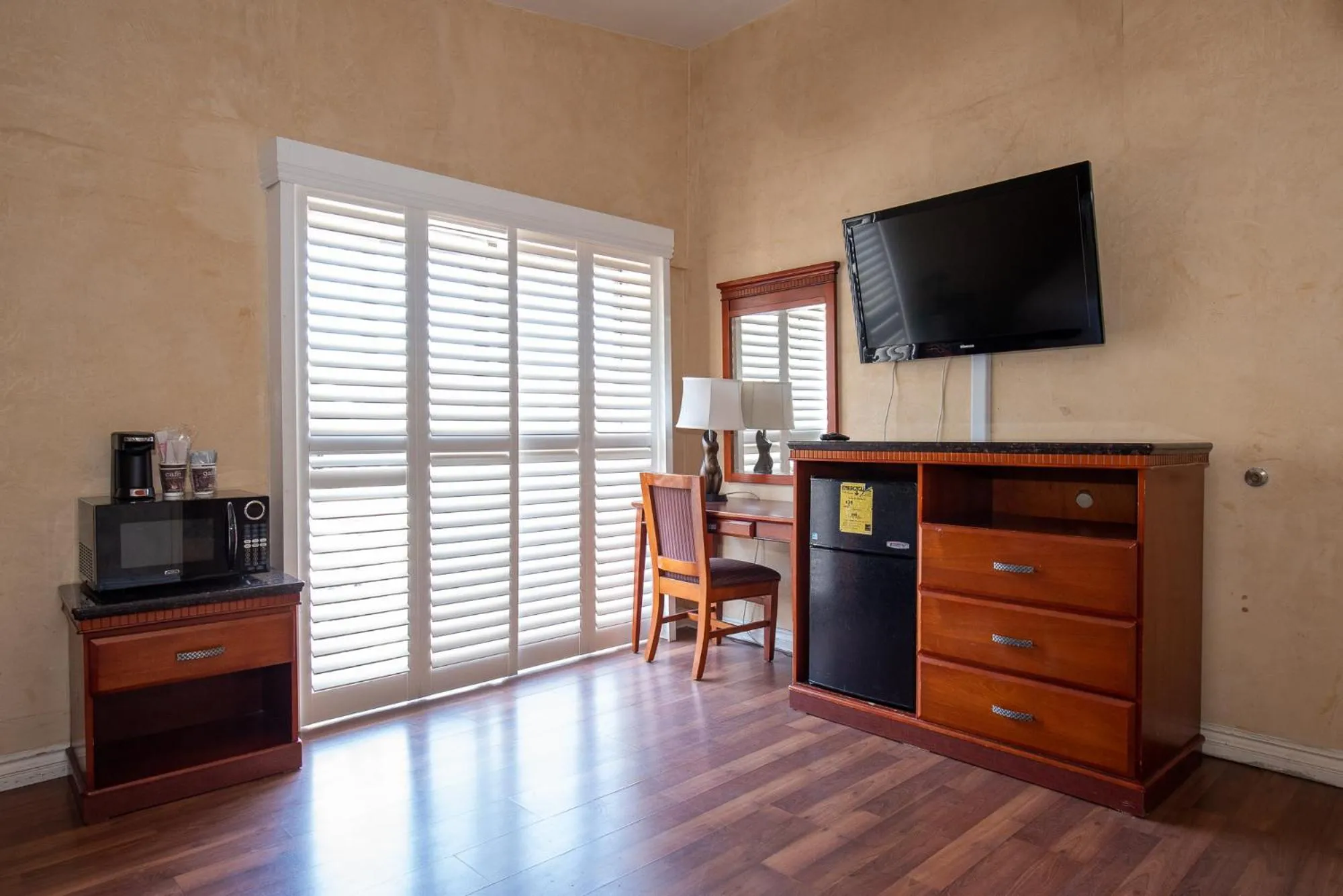 TV/Entertainment Center in Hollywood Downtowner Inn