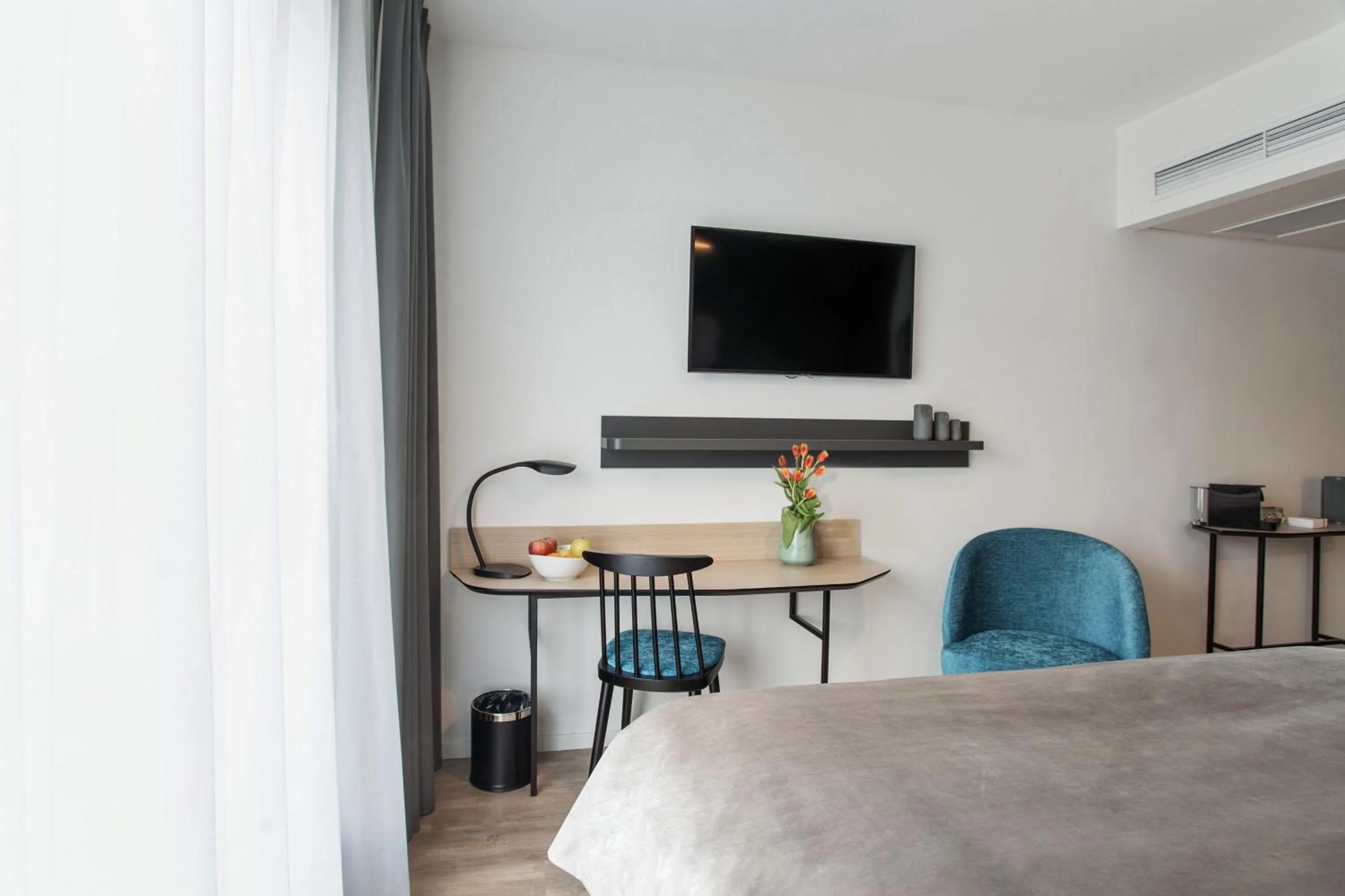 TV and multimedia, Bed in Appart'City Collection Genève Aéroport - Vernier