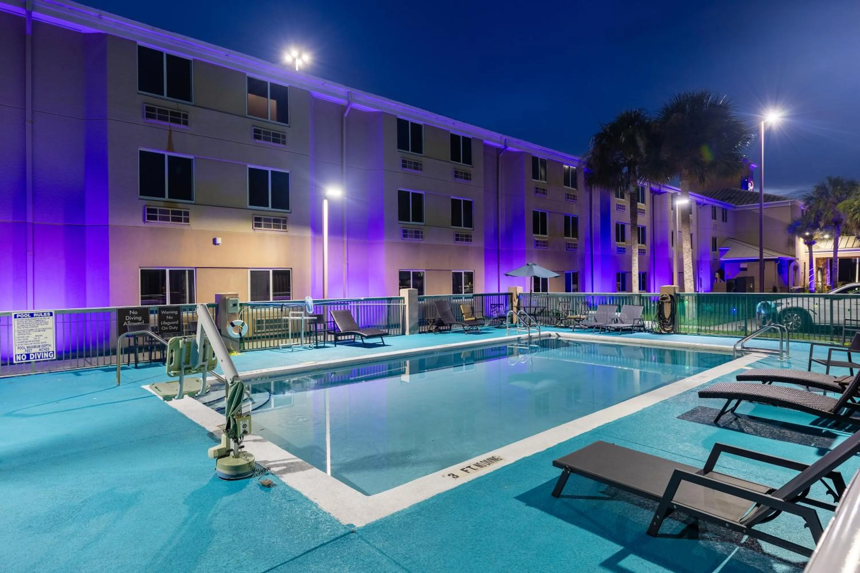 Swimming pool in Sleep Inn Ormond Beach - Daytona