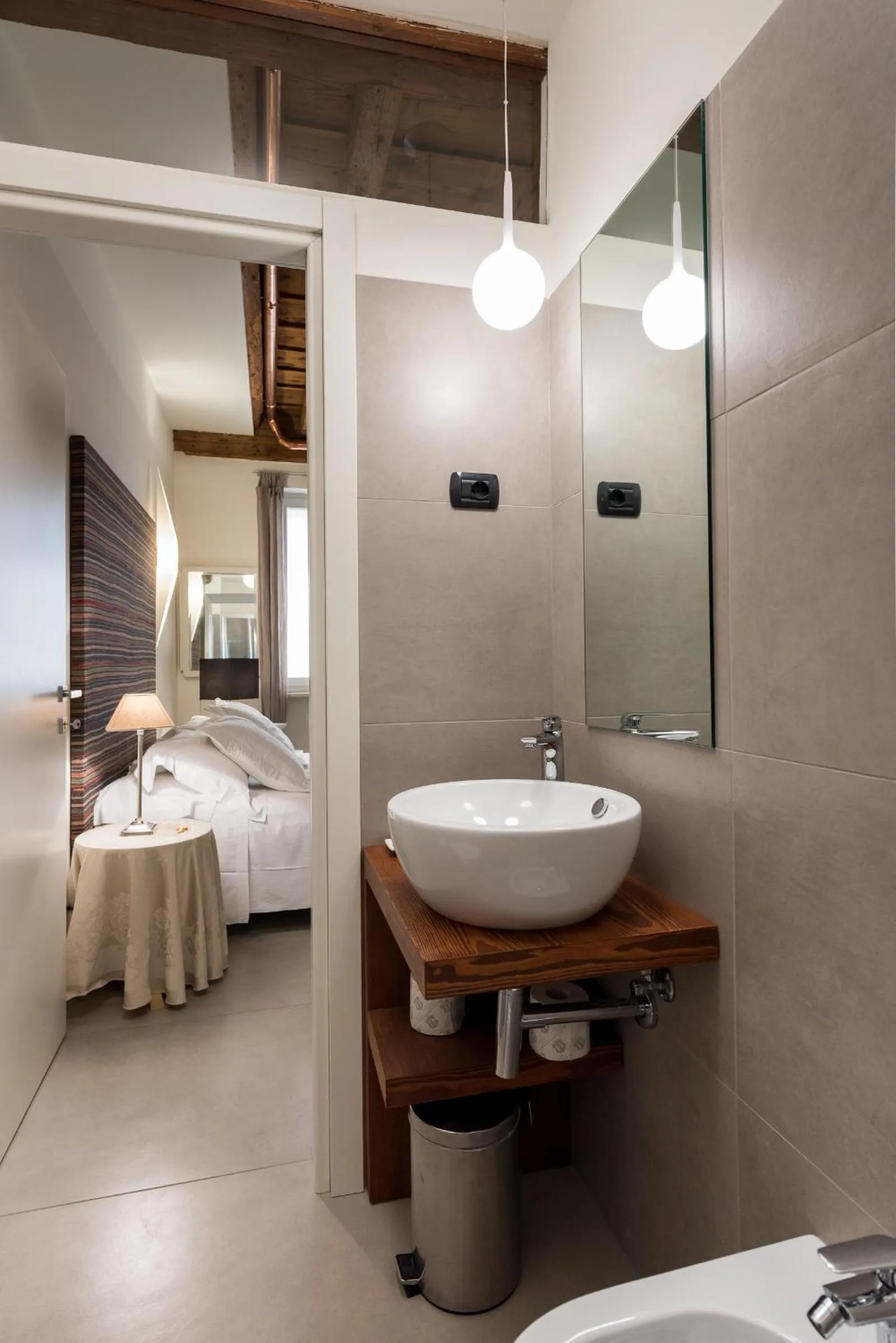 Bathroom, Bed in Il Vicolo Aparthotel Verona