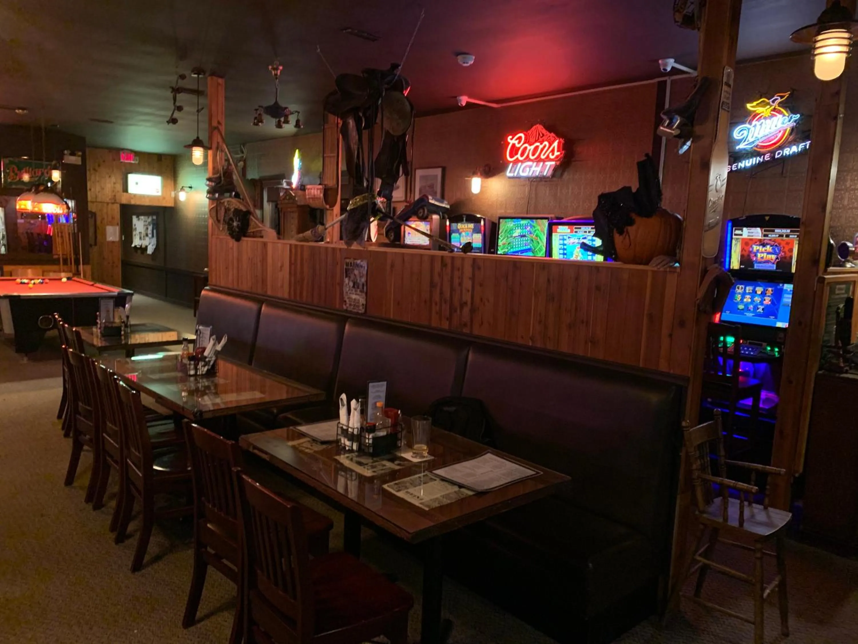 Jolly Giant Pub & Motel