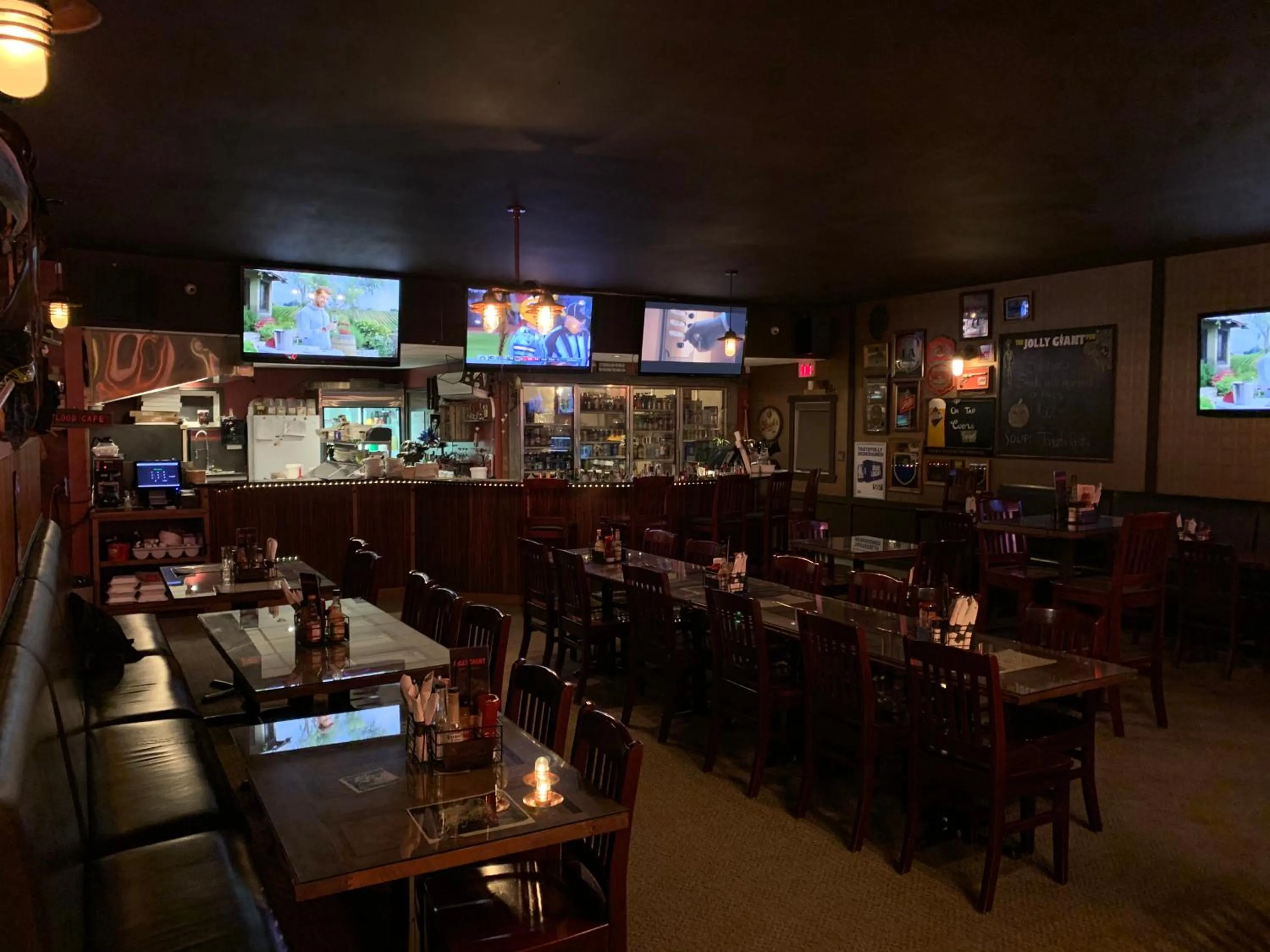 Jolly Giant Pub & Motel