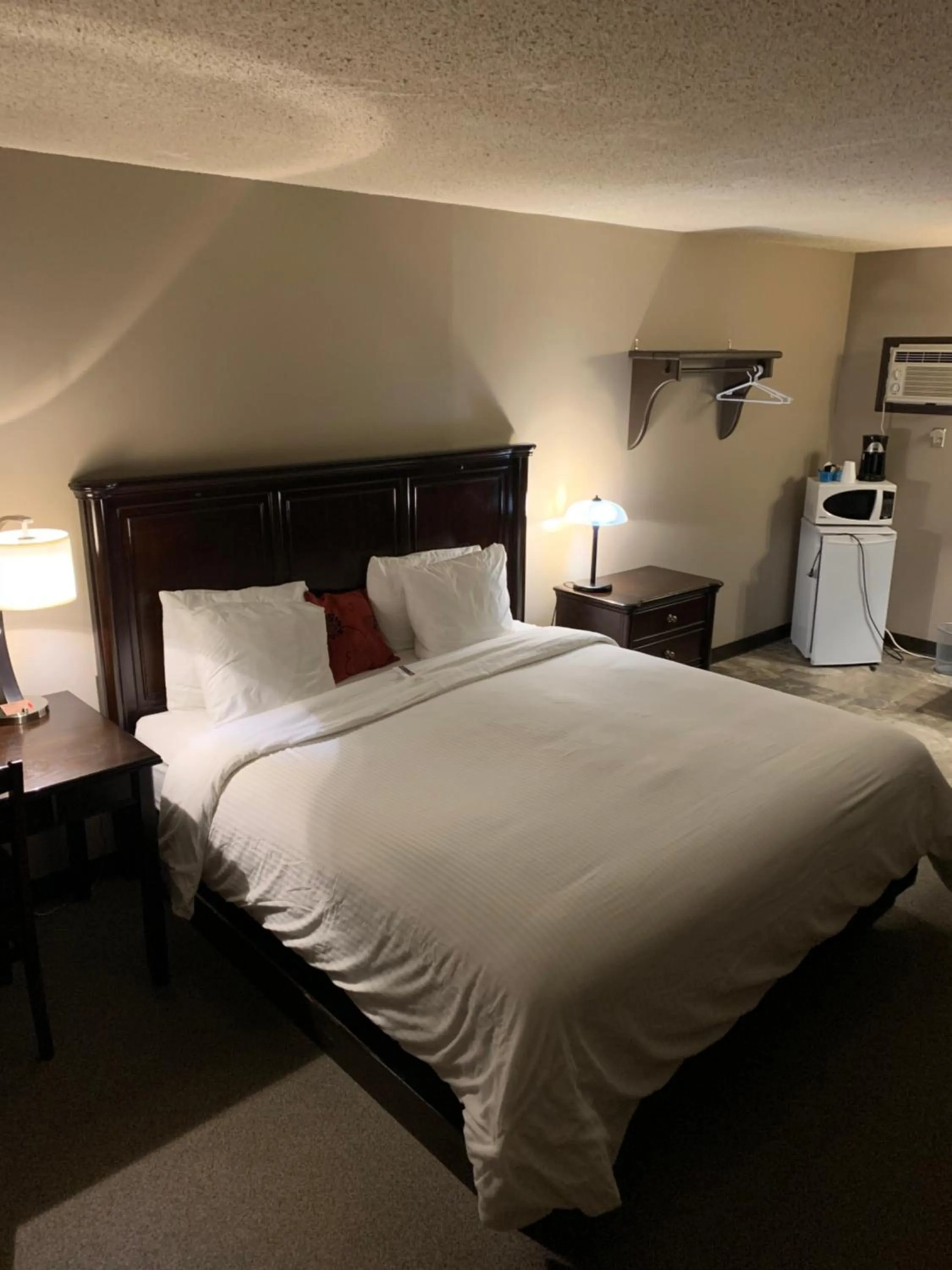 Jolly Giant Pub & Motel