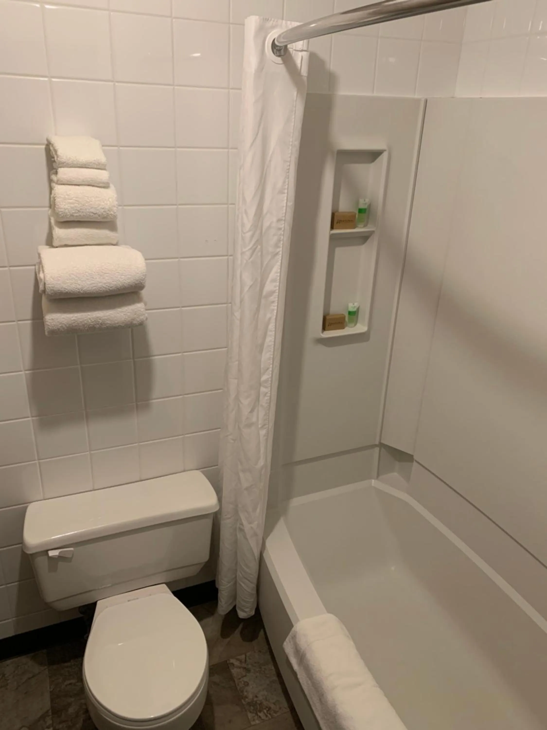 Jolly Giant Pub & Motel