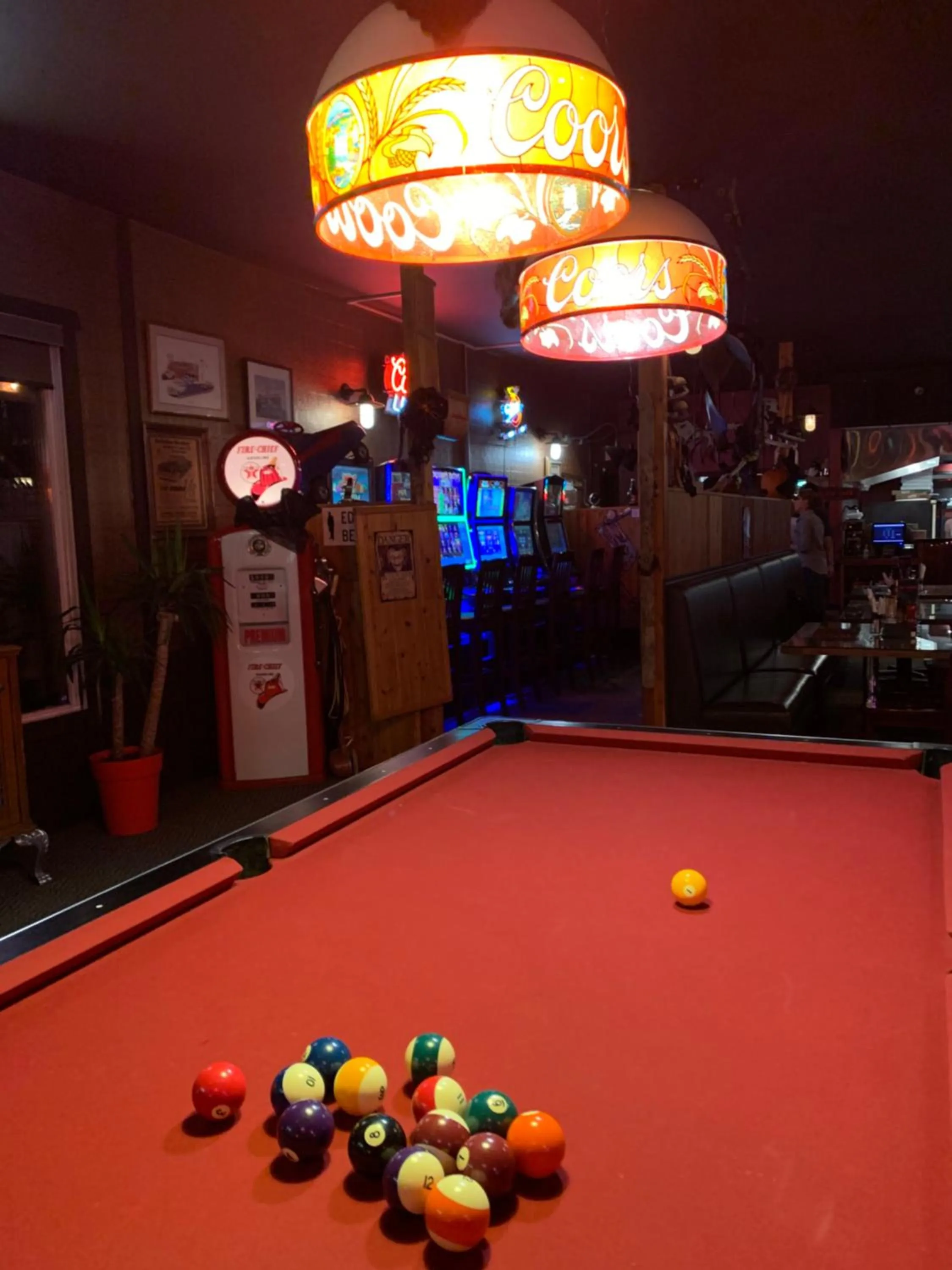 Jolly Giant Pub & Motel