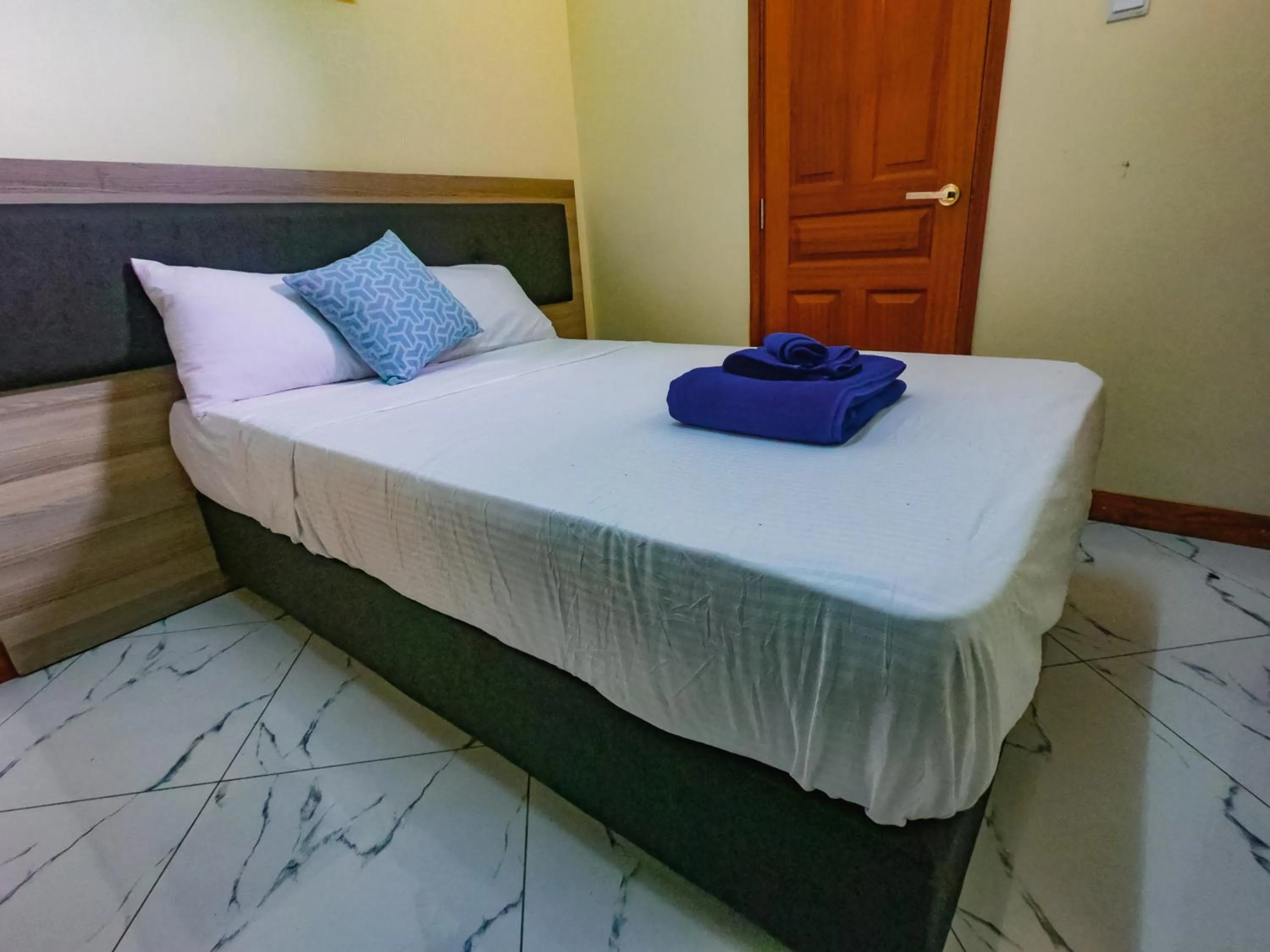 Photo of the whole room, Bed in Fenns Cozy Apartment - Nyali