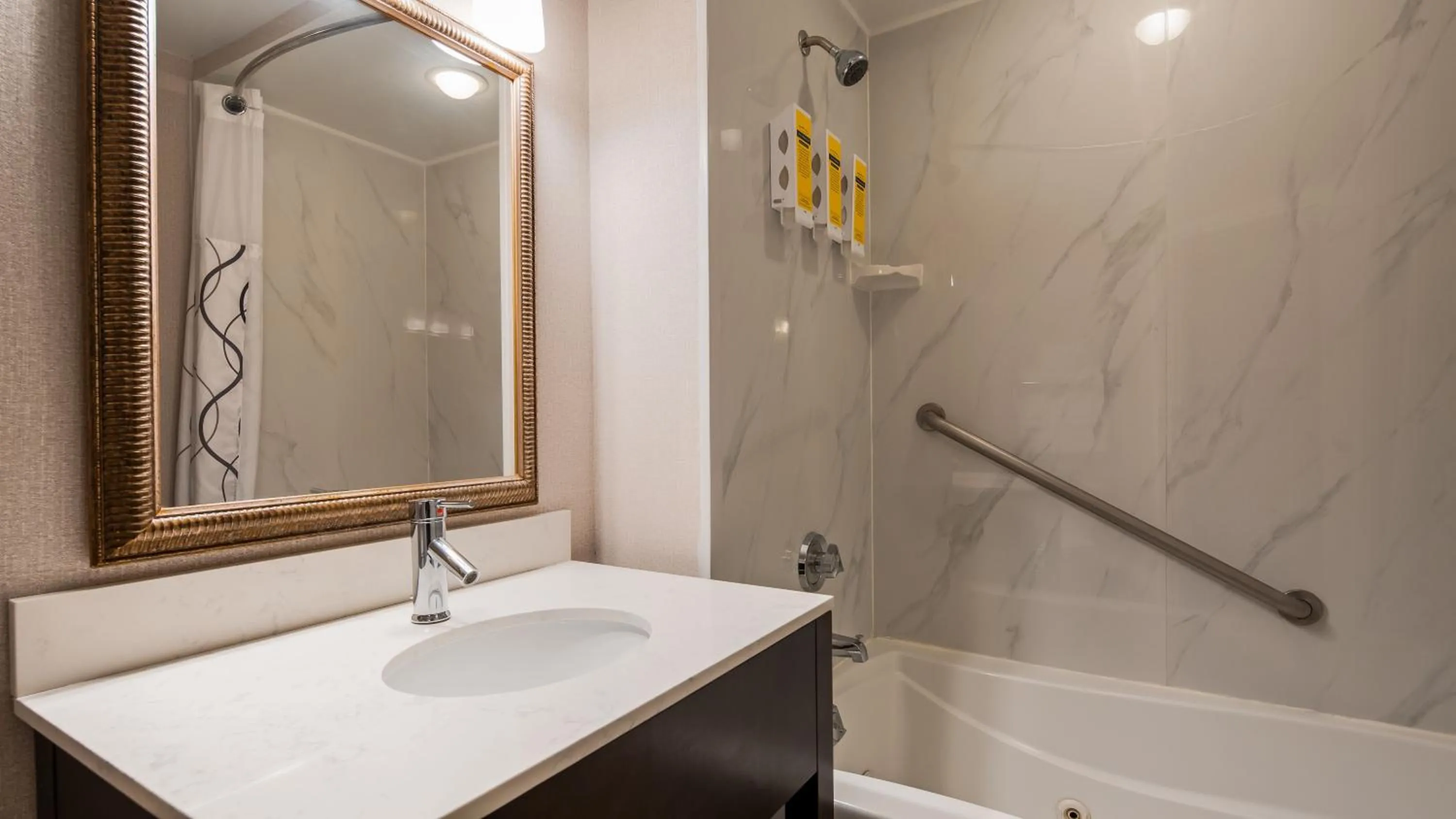 Bath in Best Western Plus St. Christopher Hotel