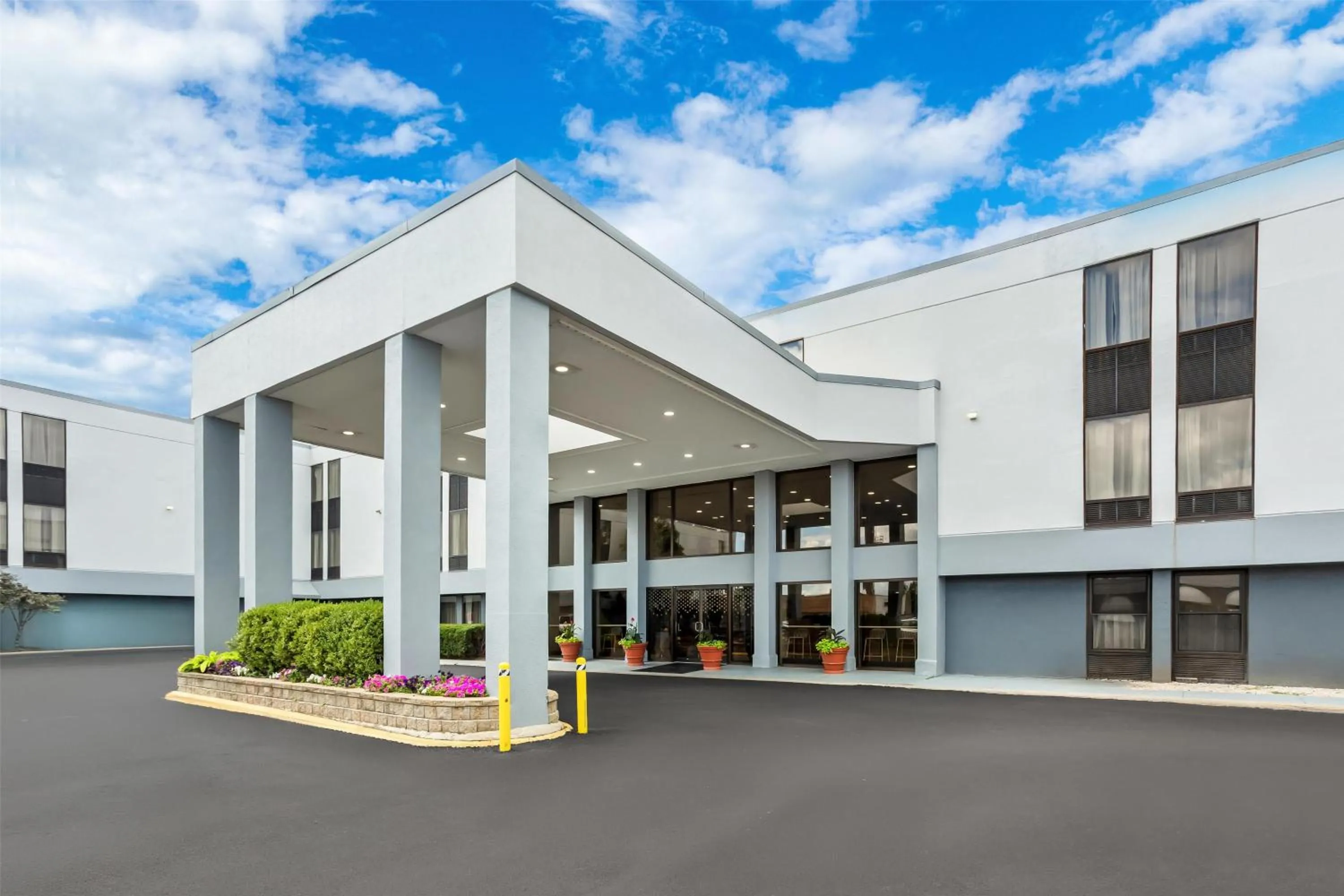 Property building in Spark by Hilton Des Plaines Chicago O'Hare