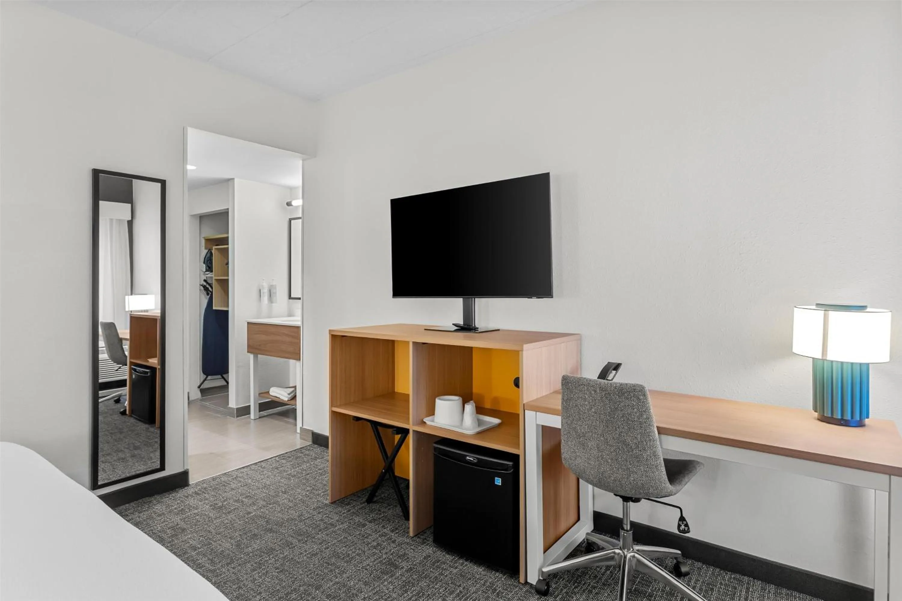 Bedroom in Spark by Hilton Des Plaines Chicago O'Hare