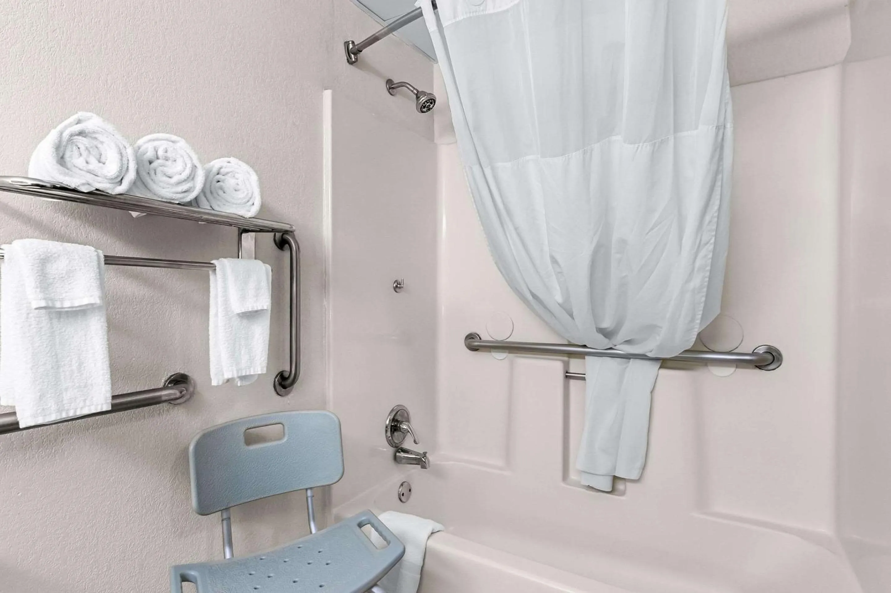 Bedroom in Quality Inn Jessup - Columbia South Near Fort Meade