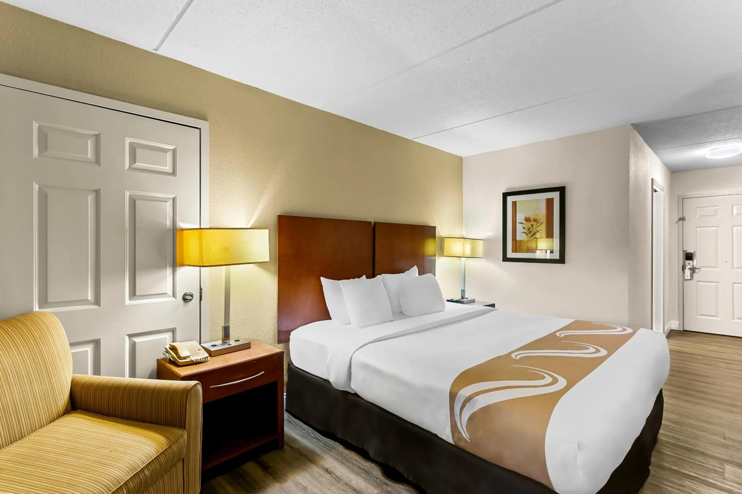 Living room, Bed in Quality Inn Jessup - Columbia South Near Fort Meade