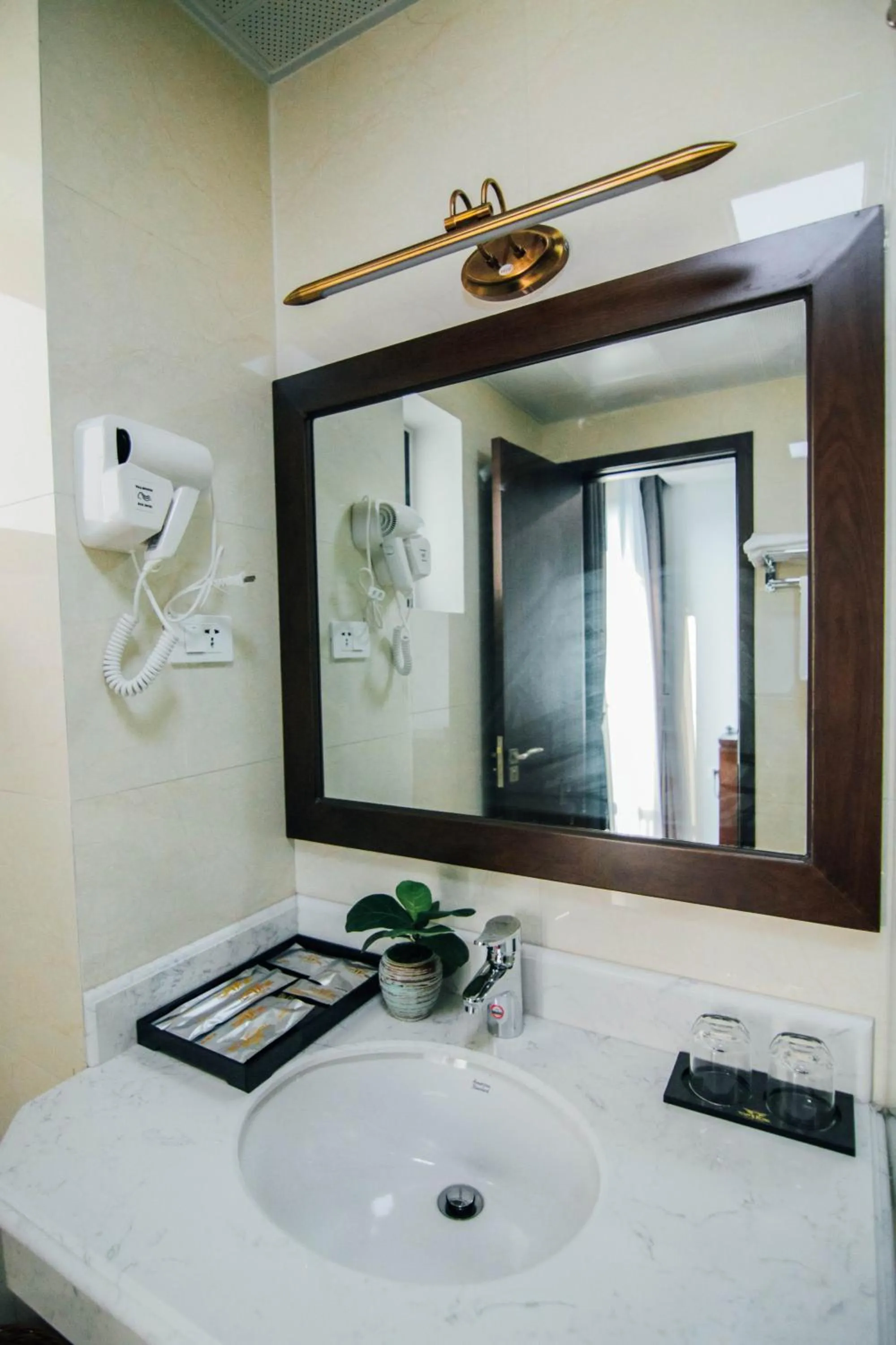 Shower in Topone Halong Hotel
