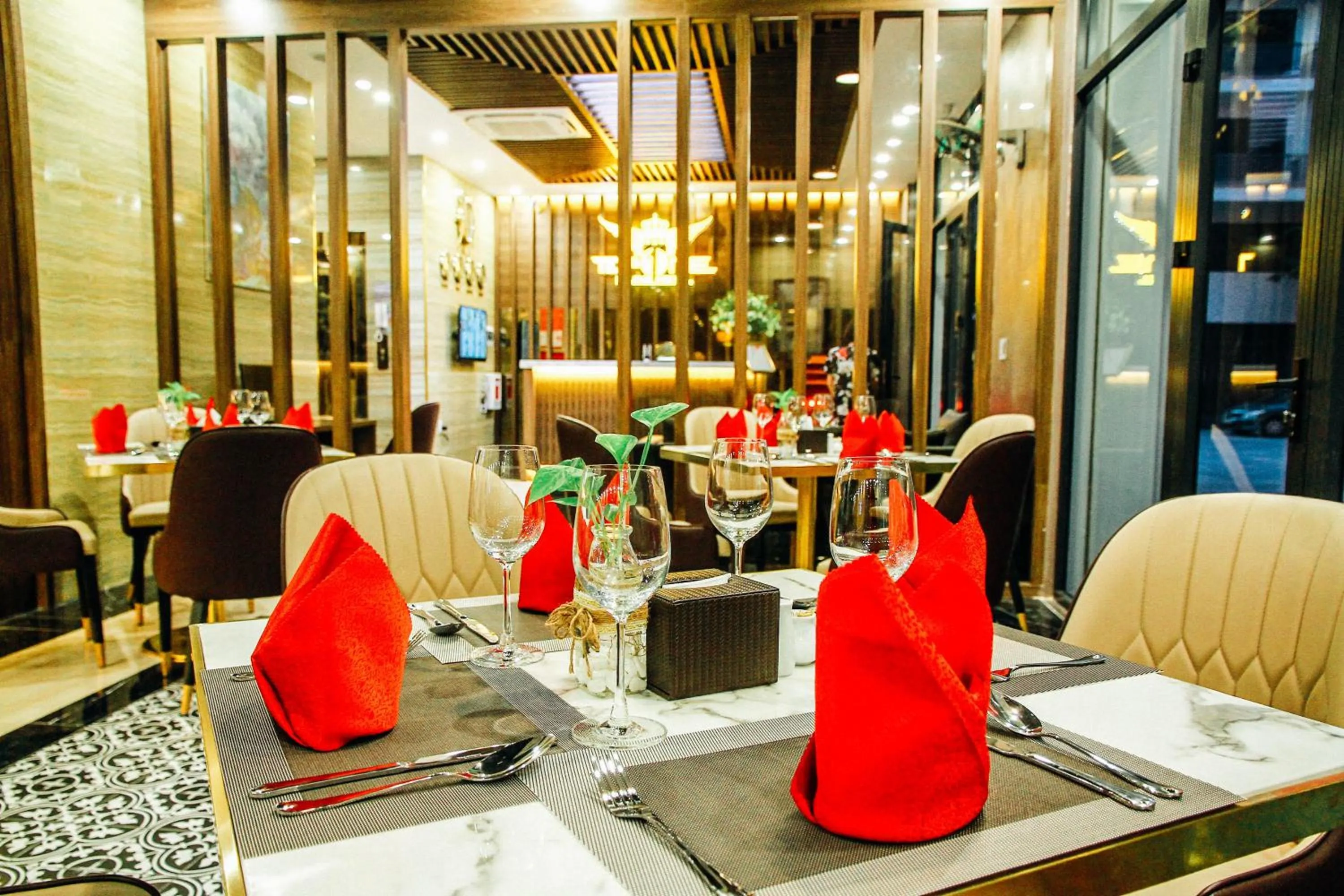 Restaurant/places to eat in Topone Halong Hotel