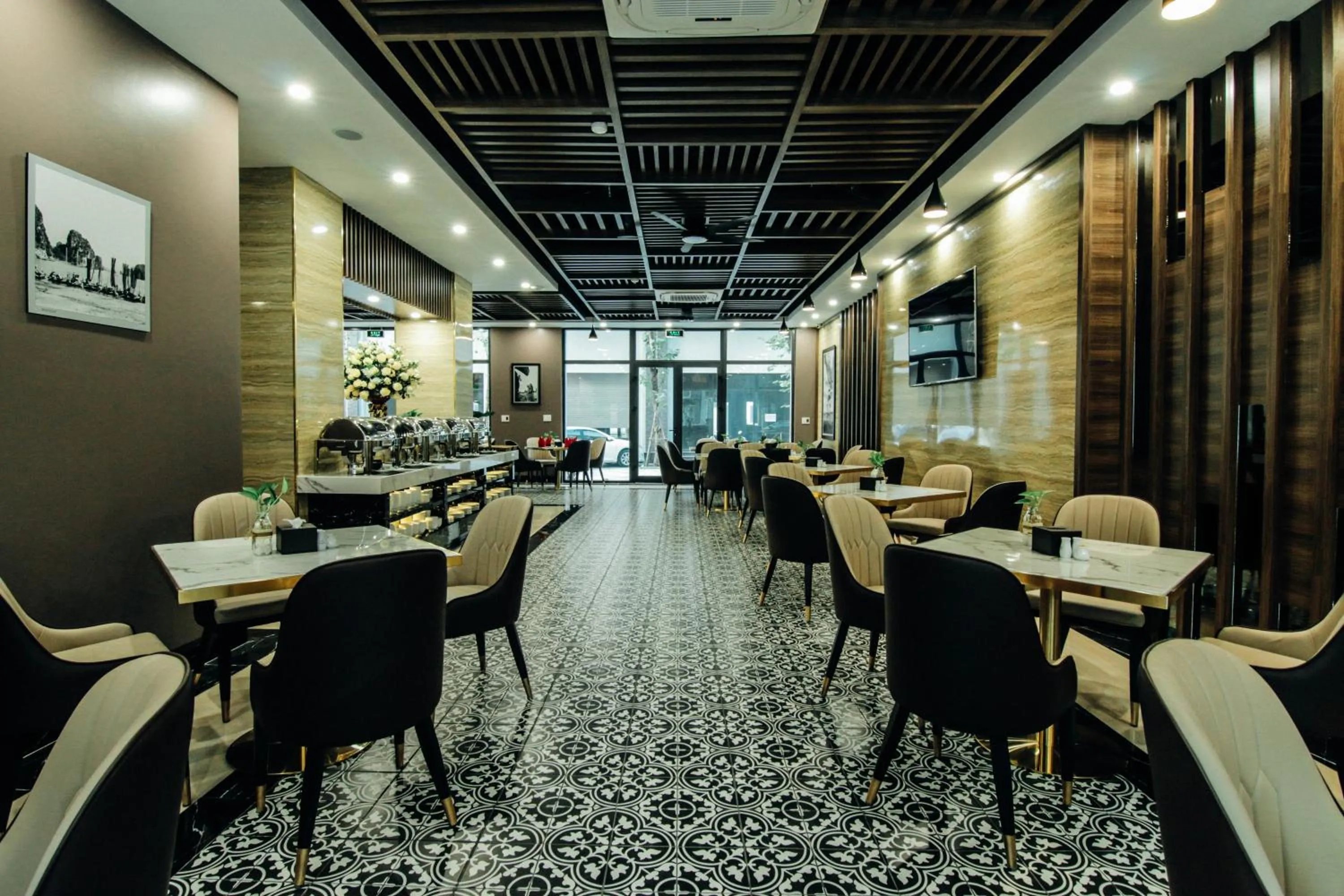 Restaurant/places to eat in Topone Halong Hotel