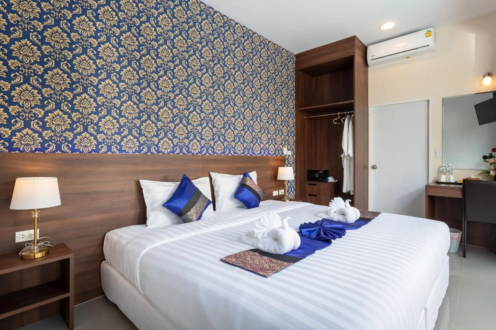 Bed in The Thames Pool Access Resort & Villa - SHA Extra Plus