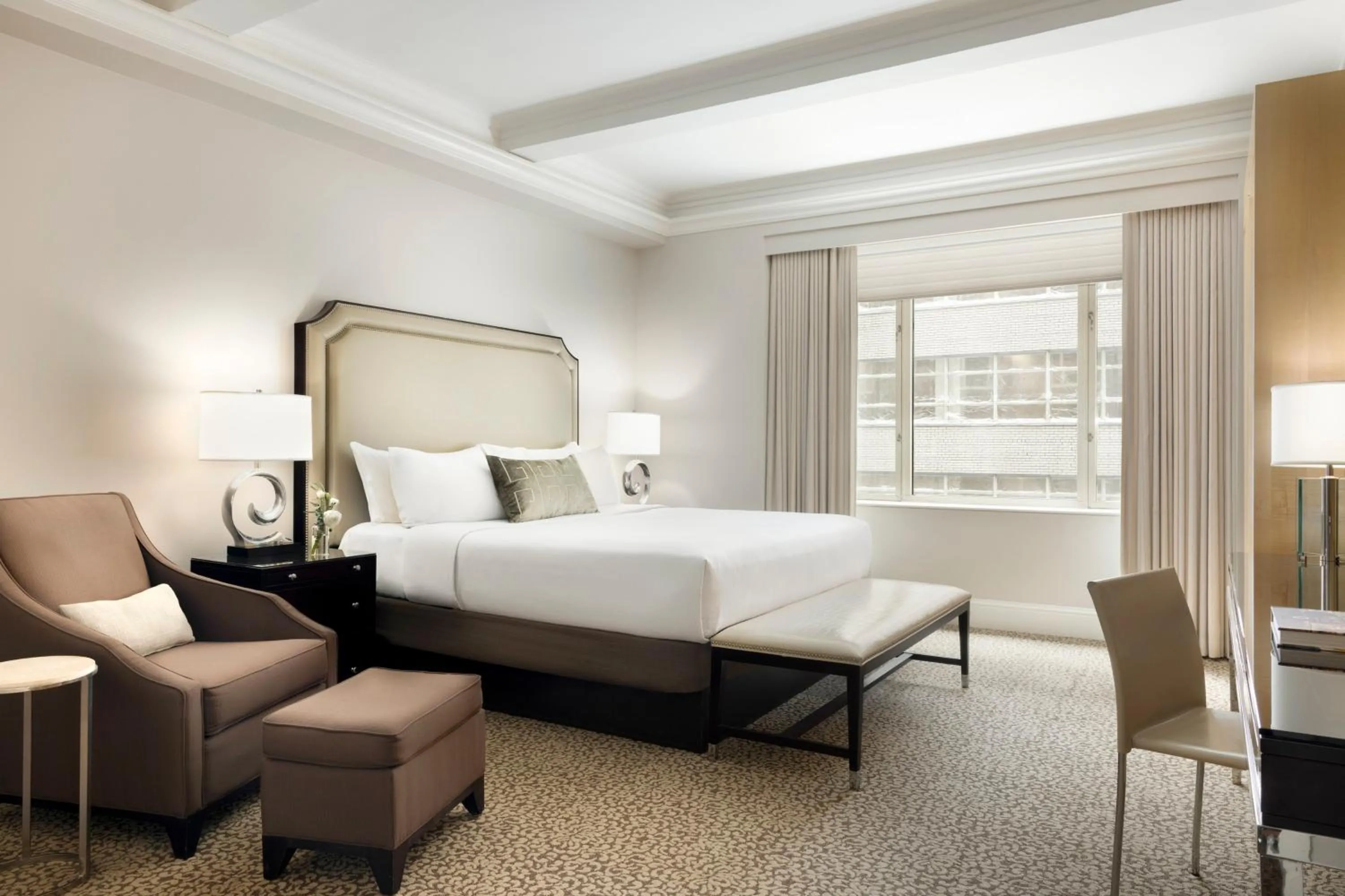 Photo of the whole room, Bed in Omni Berkshire Place