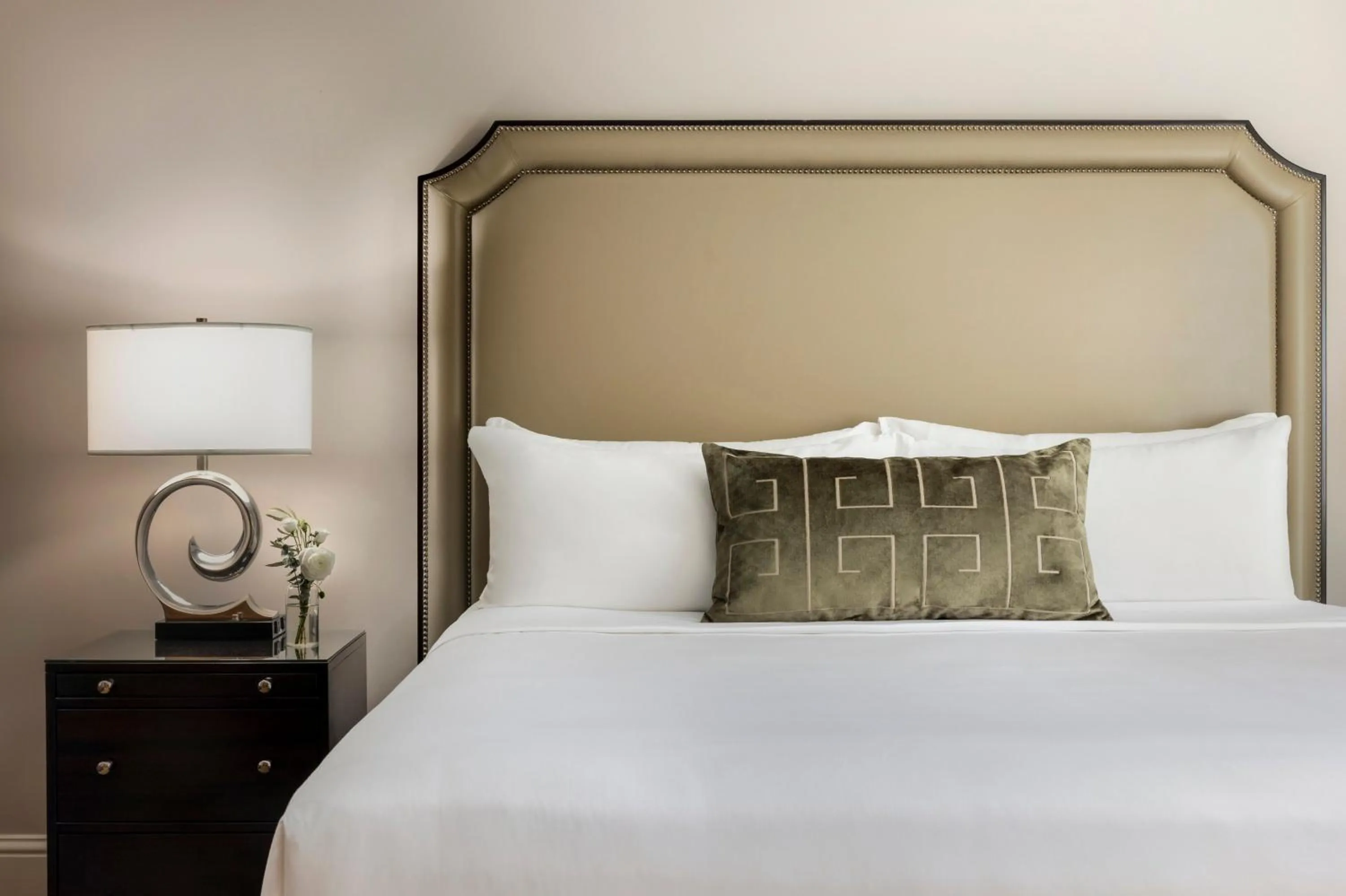 Photo of the whole room, Bed in Omni Berkshire Place