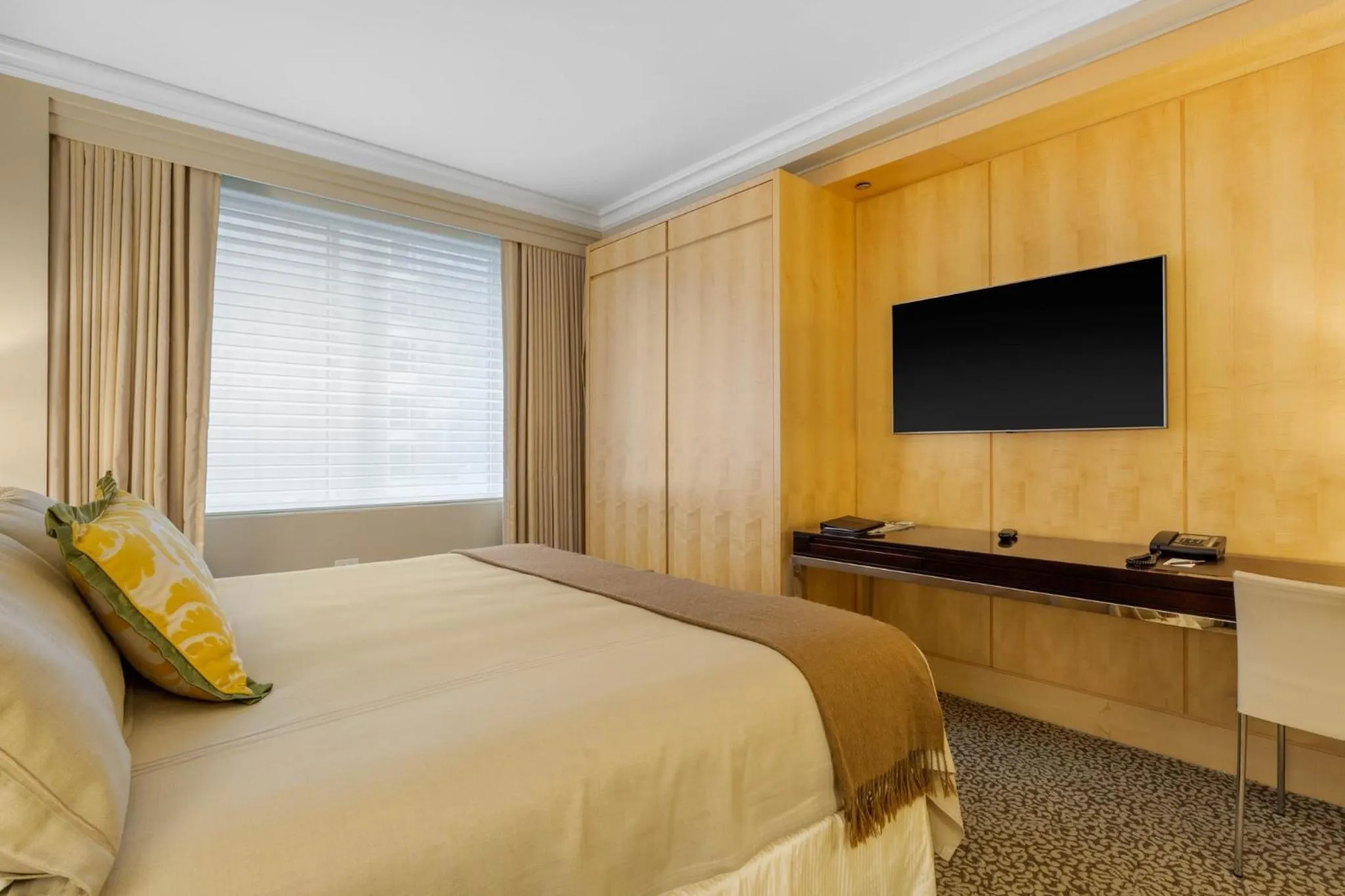 Facade/entrance, Bed in Omni Berkshire Place