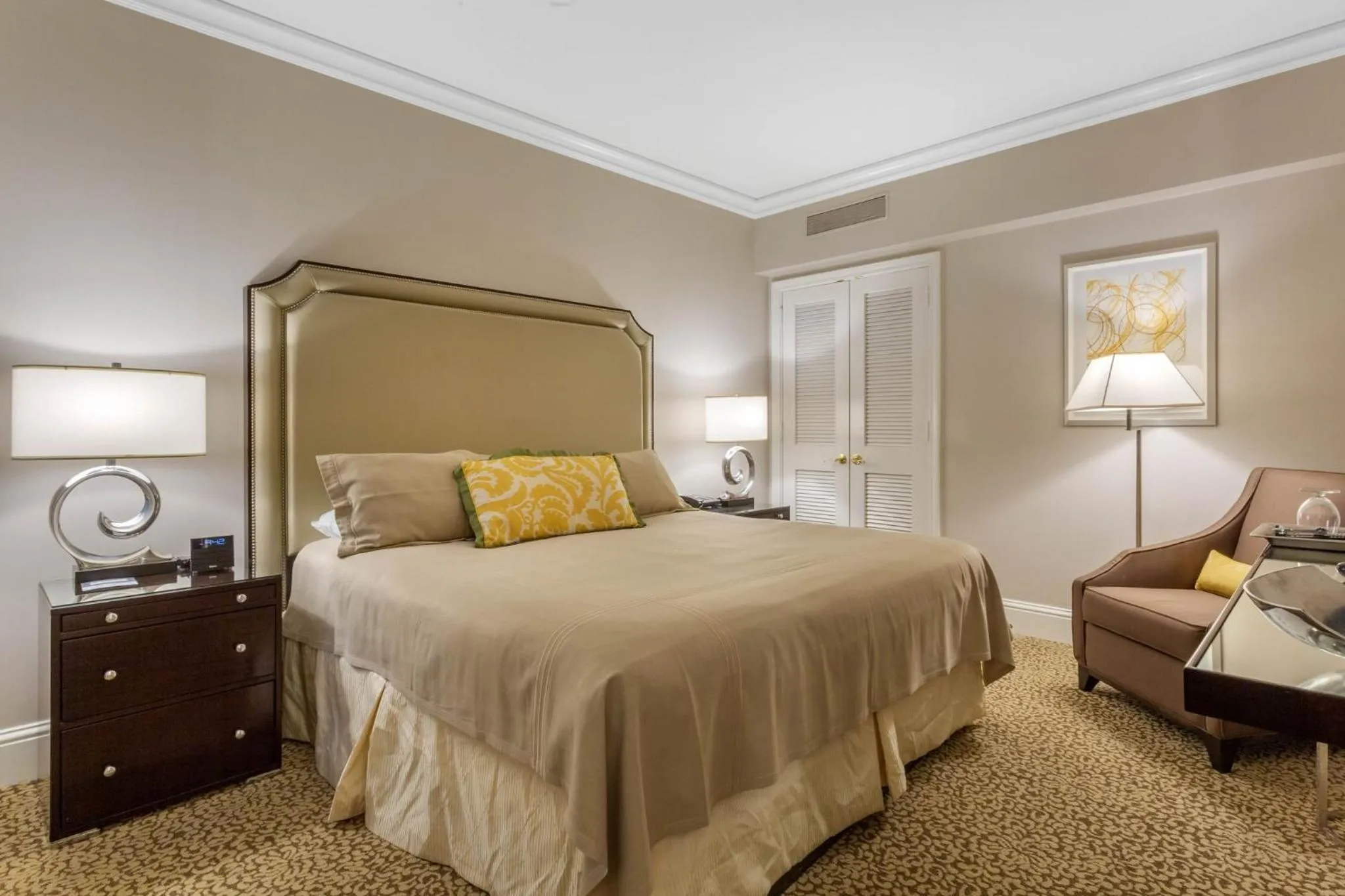 Photo of the whole room, Bed in Omni Berkshire Place