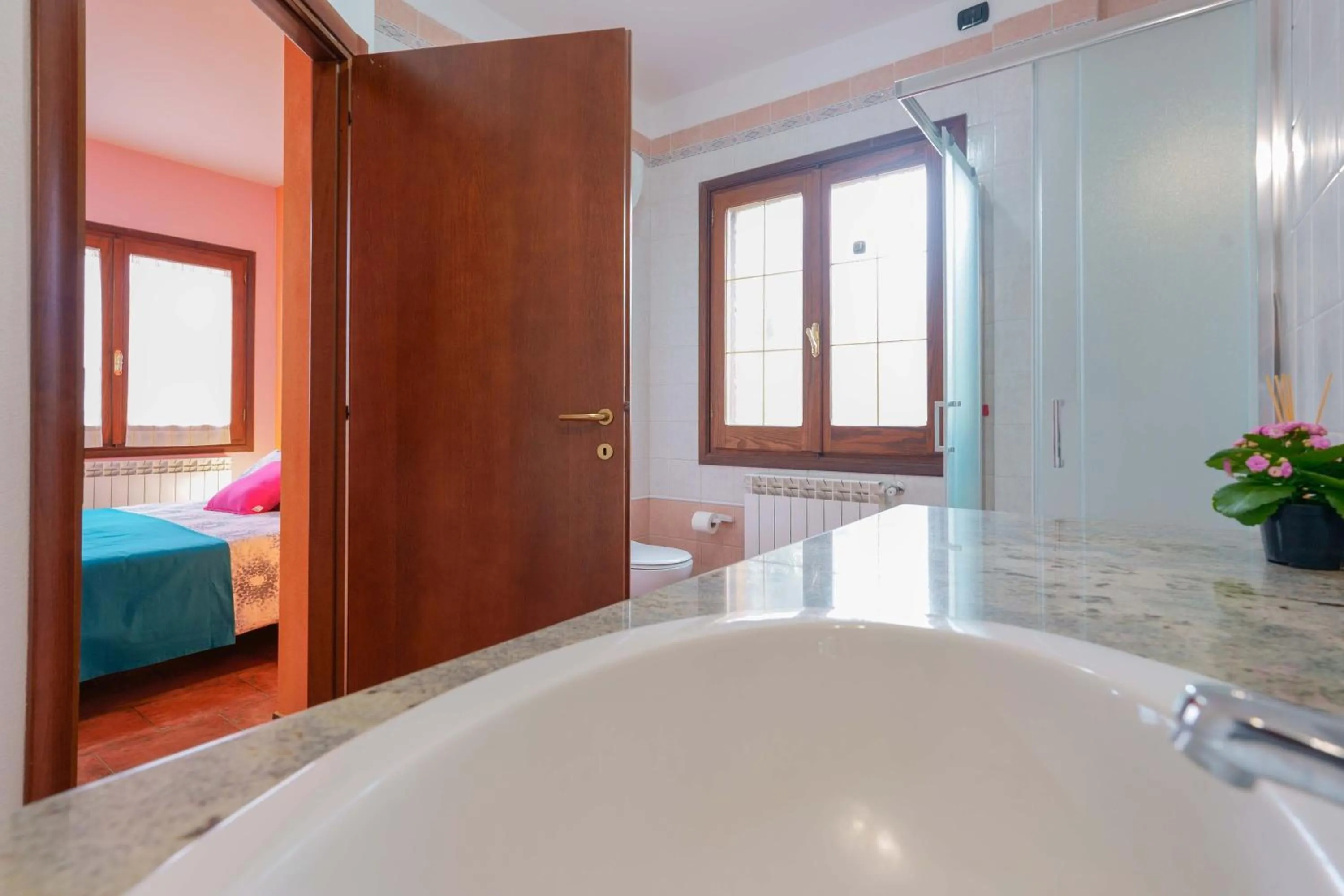 Shower, Bed in B&B Gassa d'Amante