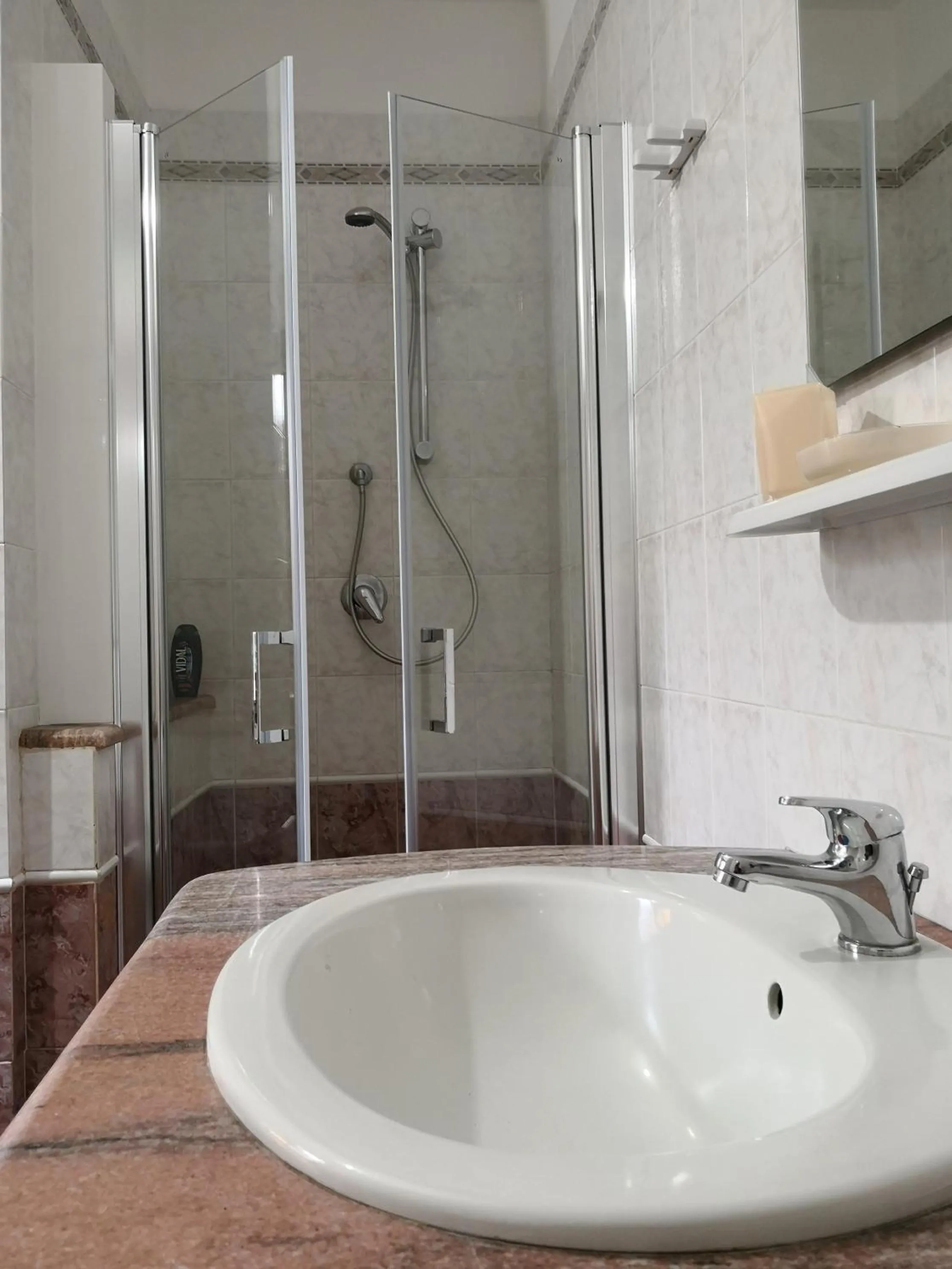 Shower in B&B Gassa d'Amante