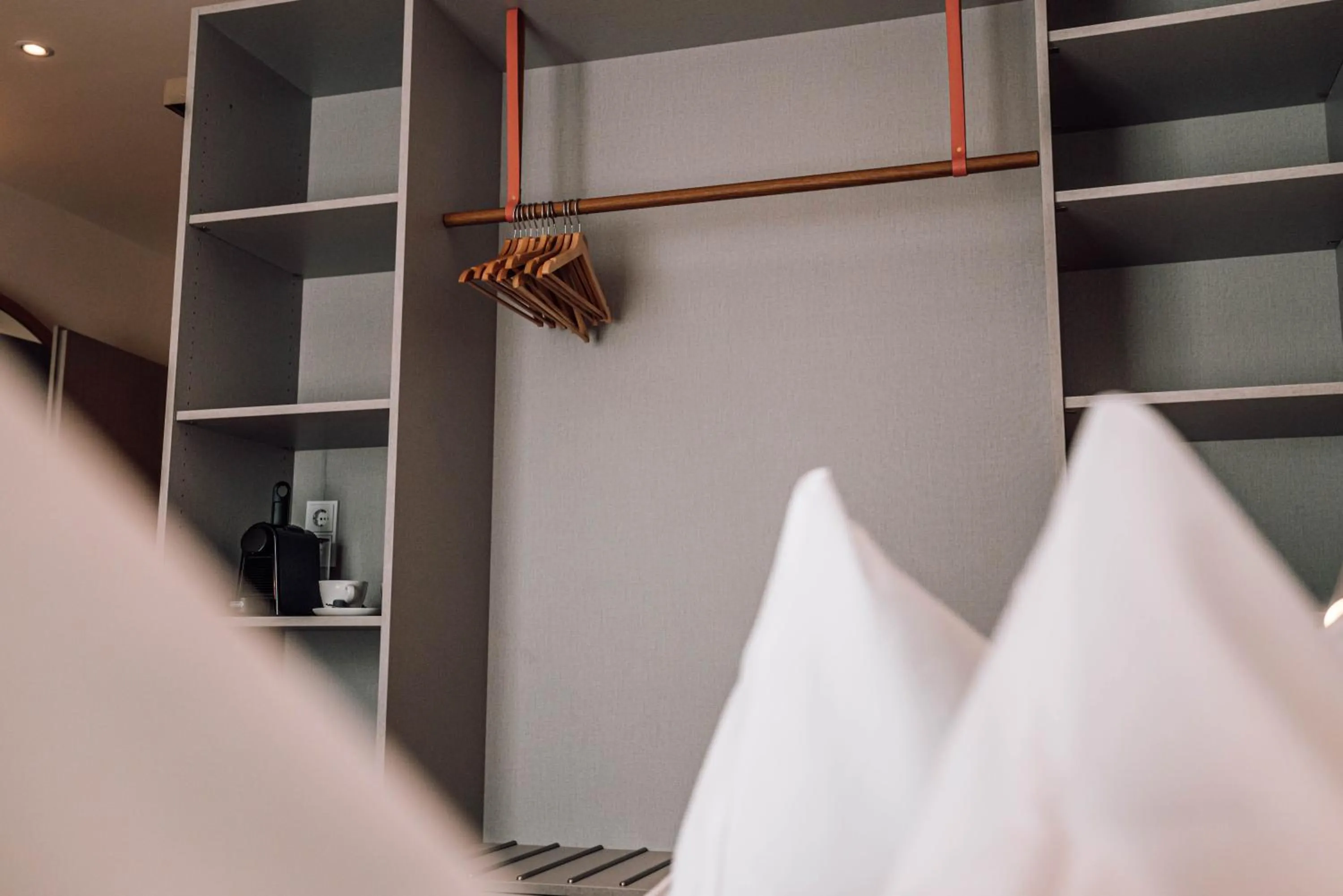 wardrobe, Bed in Schmidtburger Hof