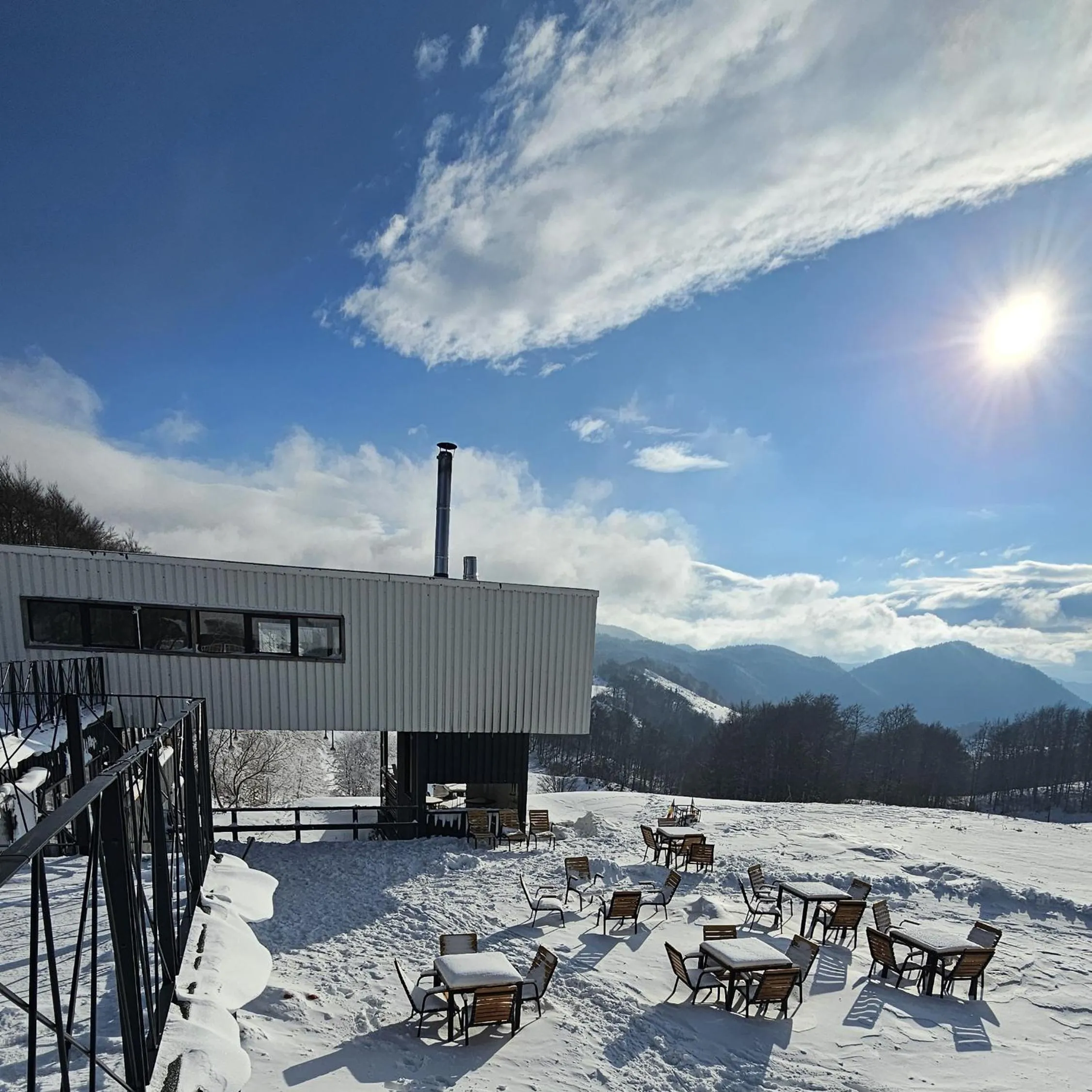 Restaurant/places to eat in Ursa Mica Glamping Resort