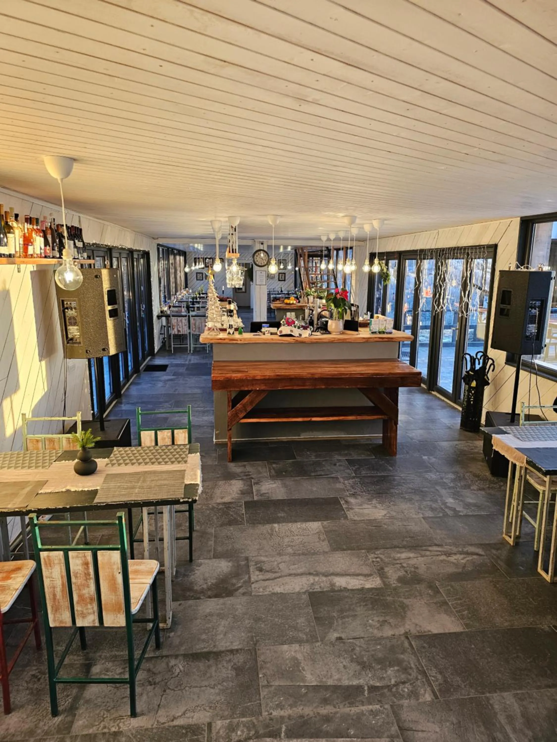 Restaurant/places to eat in Ursa Mica Glamping Resort