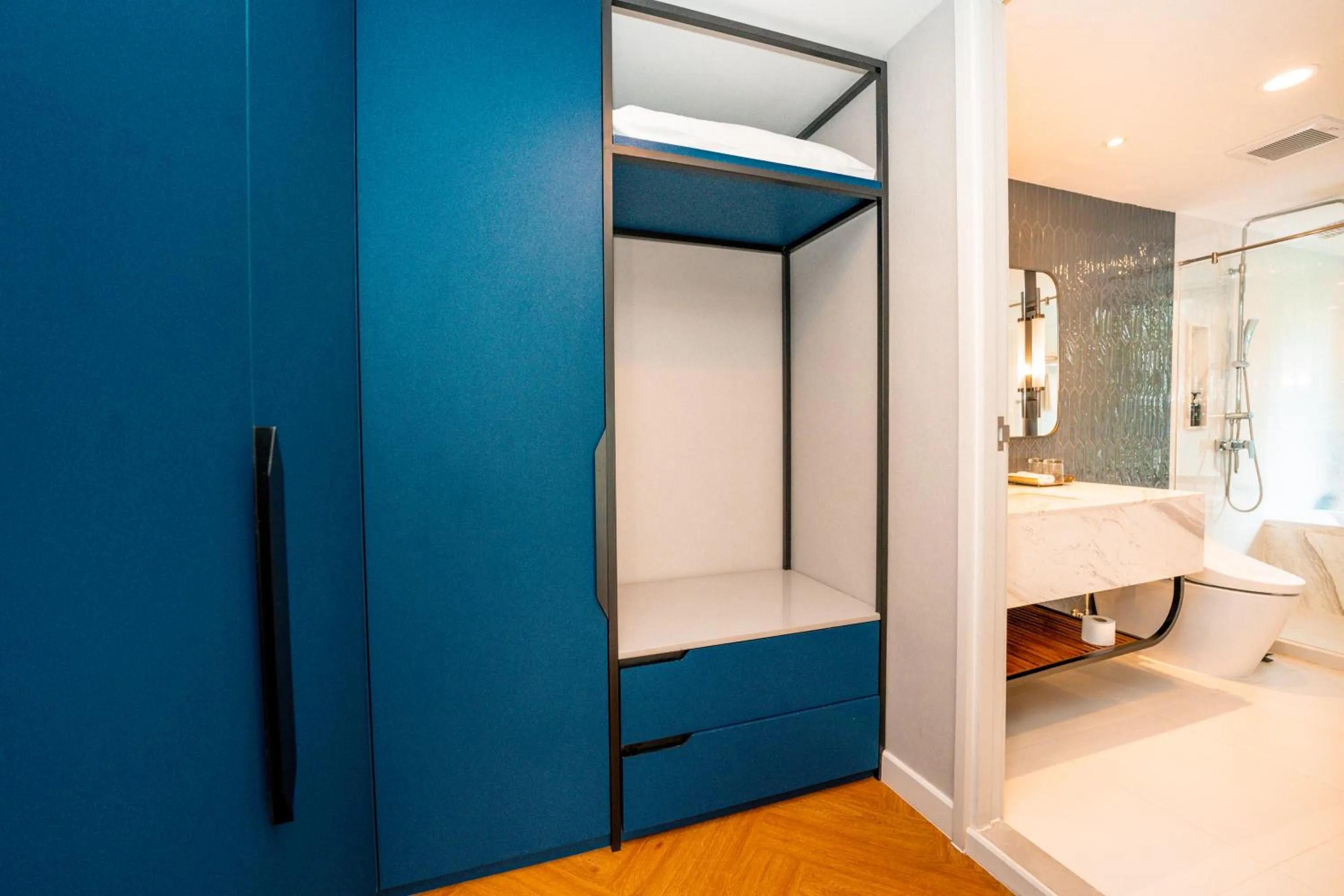 Bathroom, Bed in Amanta Hotel & Residence Sathorn